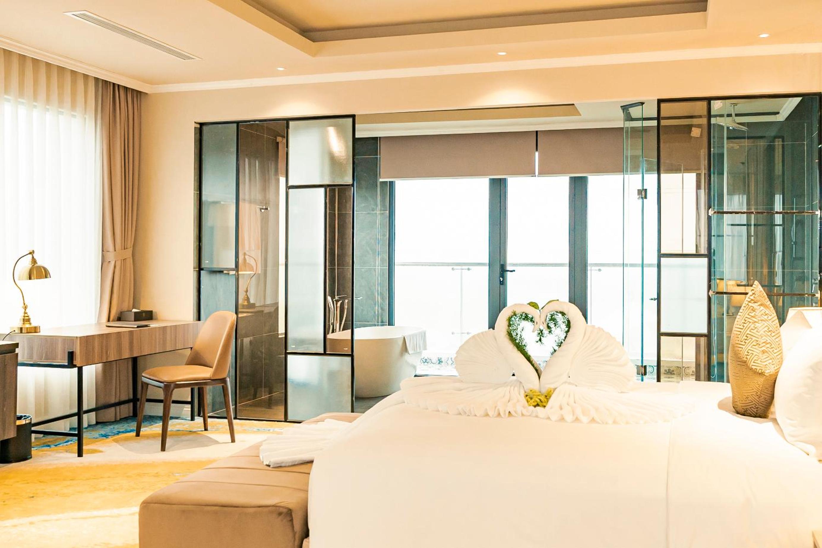 Suite with Balcony + Free Shuttle Bus To City Center - Photo 4