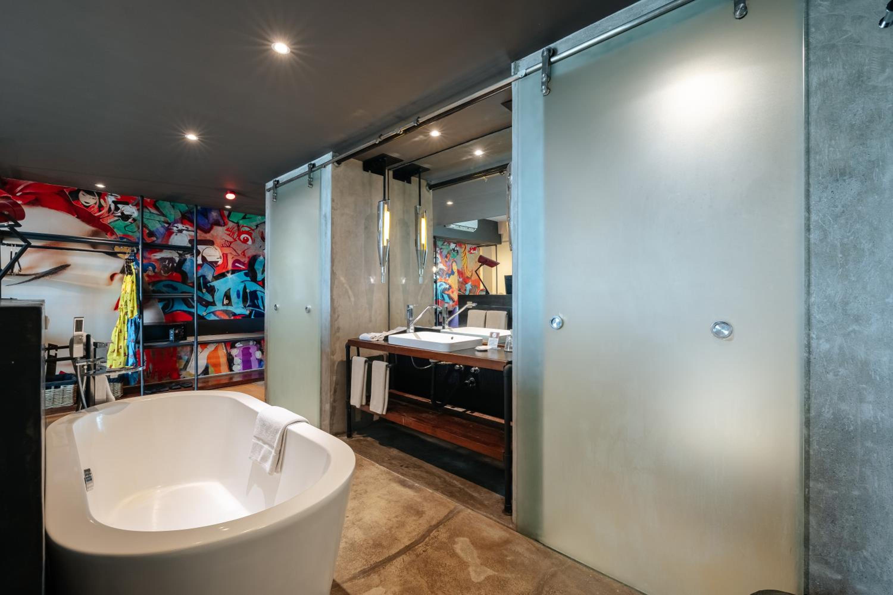 Dash Deluxe Double Room with Pool View with Free 2 Bottles Beer photo 3