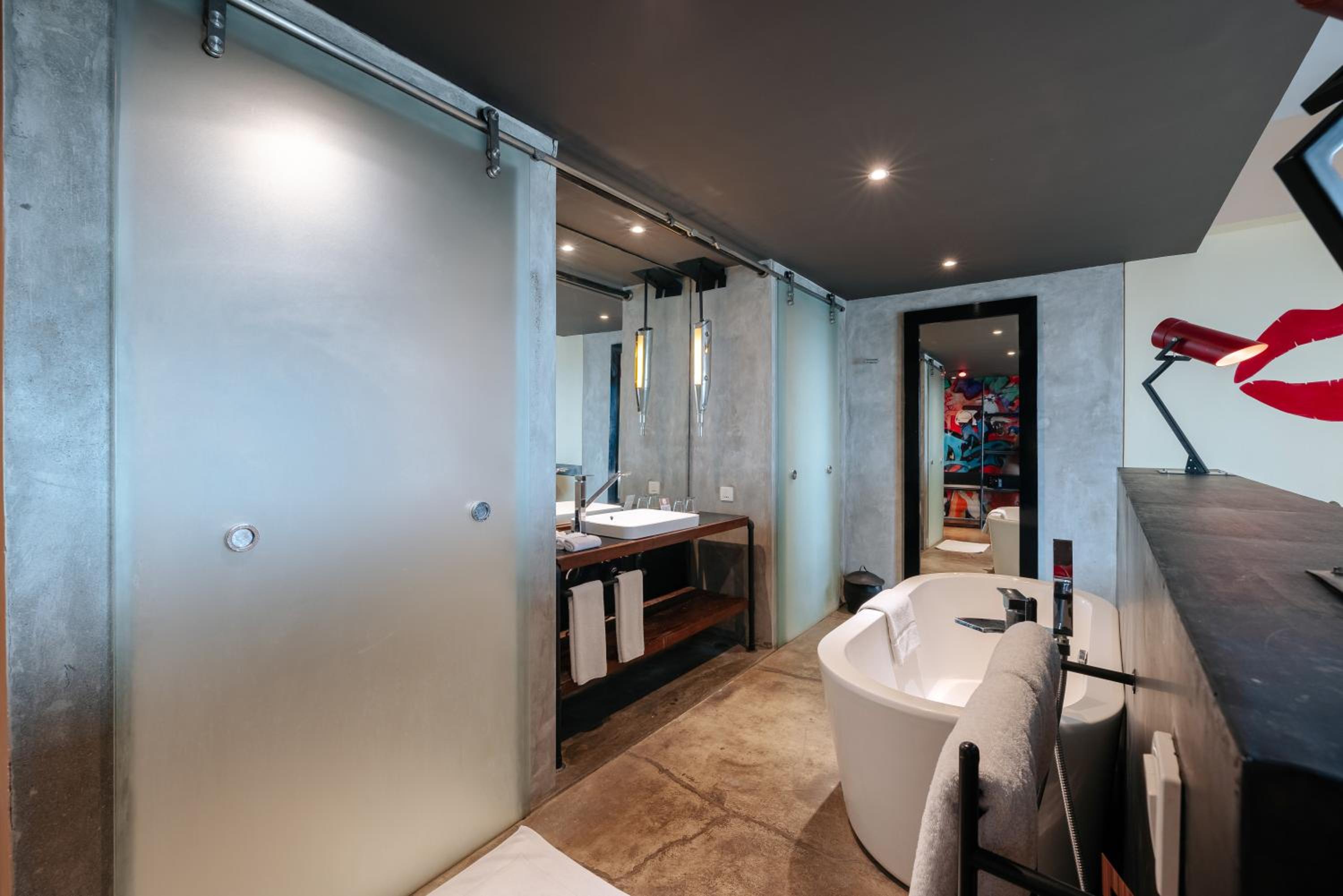 Dash Deluxe Double Room with Pool View with Free 2 Bottles Beer photo 2