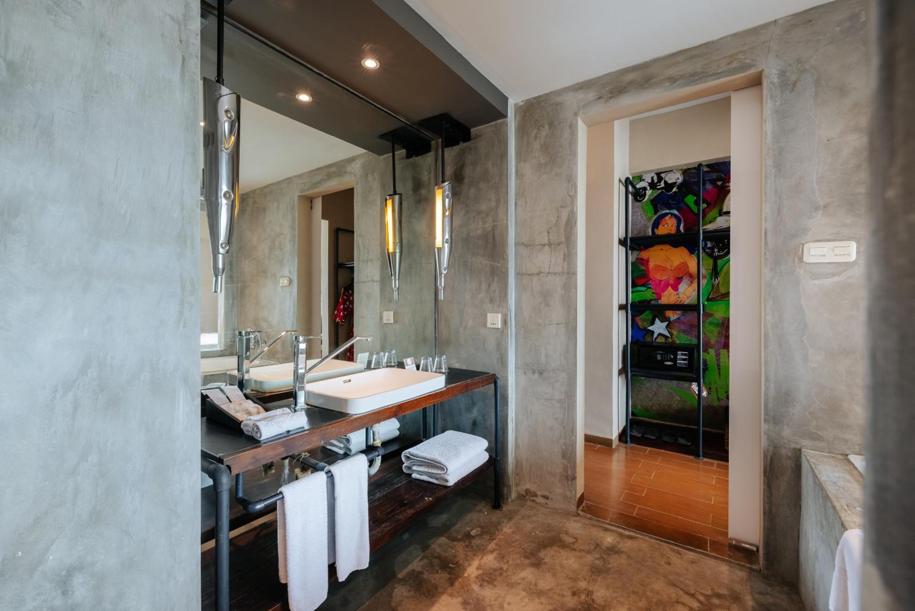 Dash Deluxe Two-Bedroom with Free 2 Bottles Beer photo 2