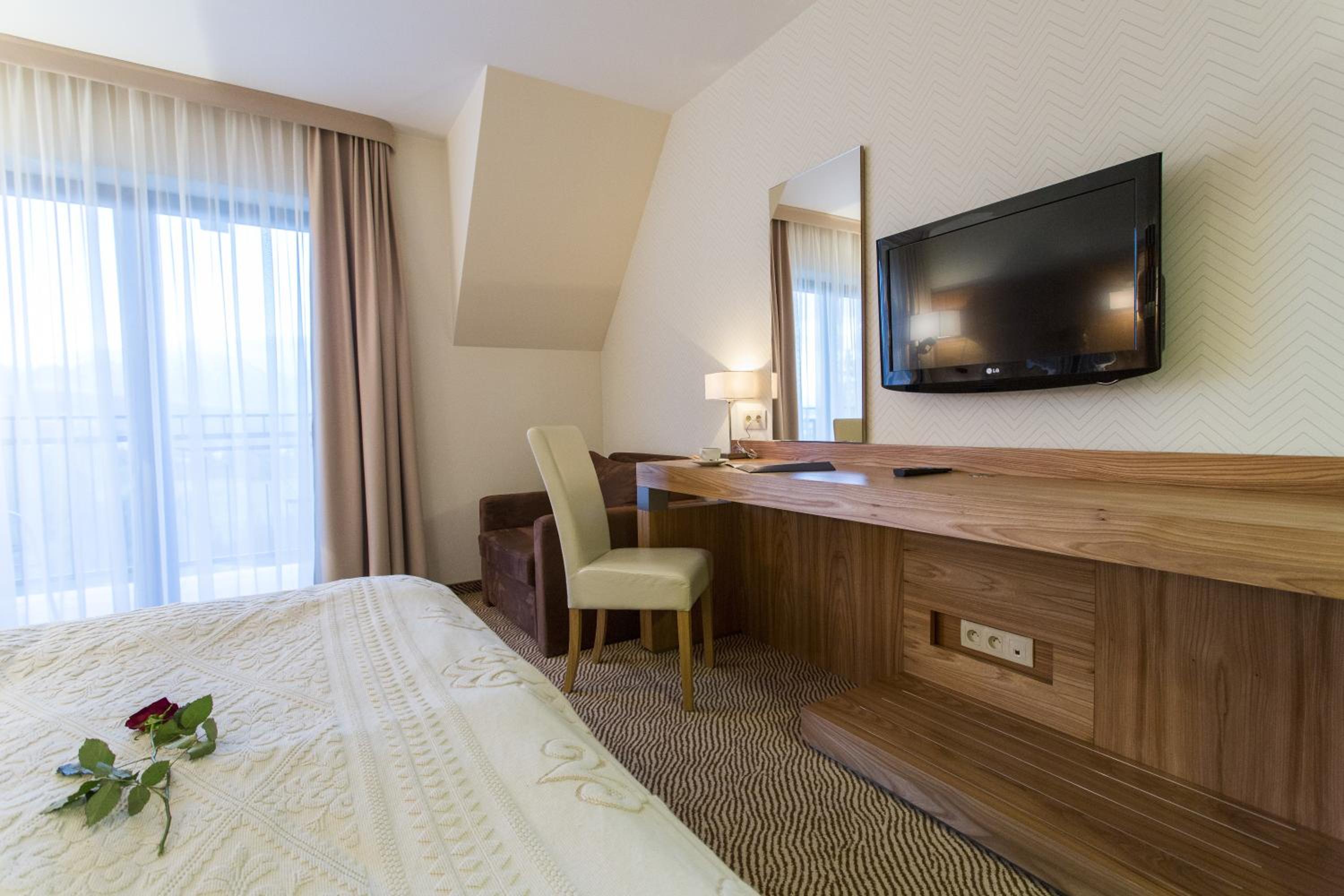 Double Room with Mountain View - Photo 9