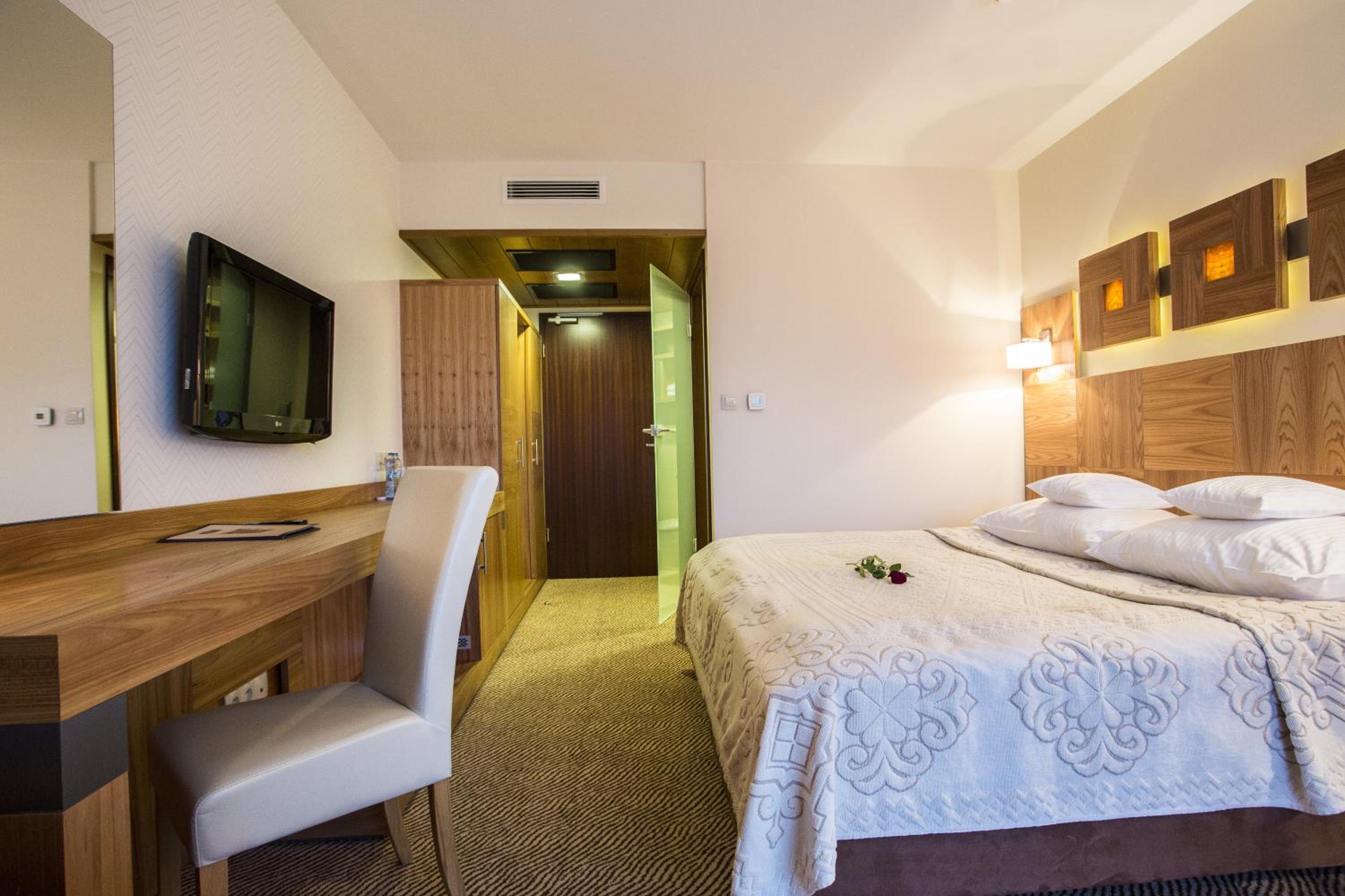 Double Room with Mountain View - Photo 2