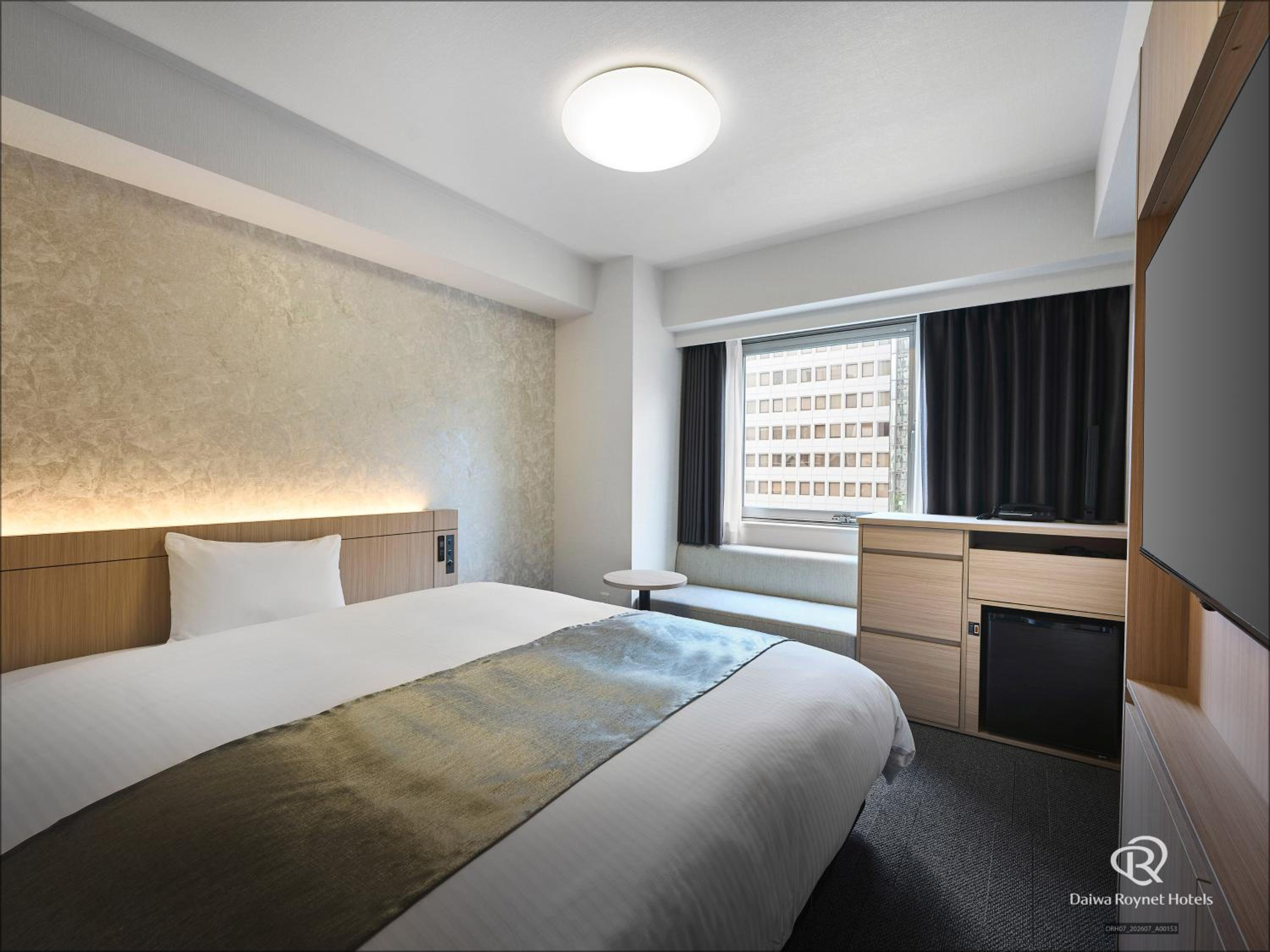 Moderate Queen Room for 1 Person - Smoking