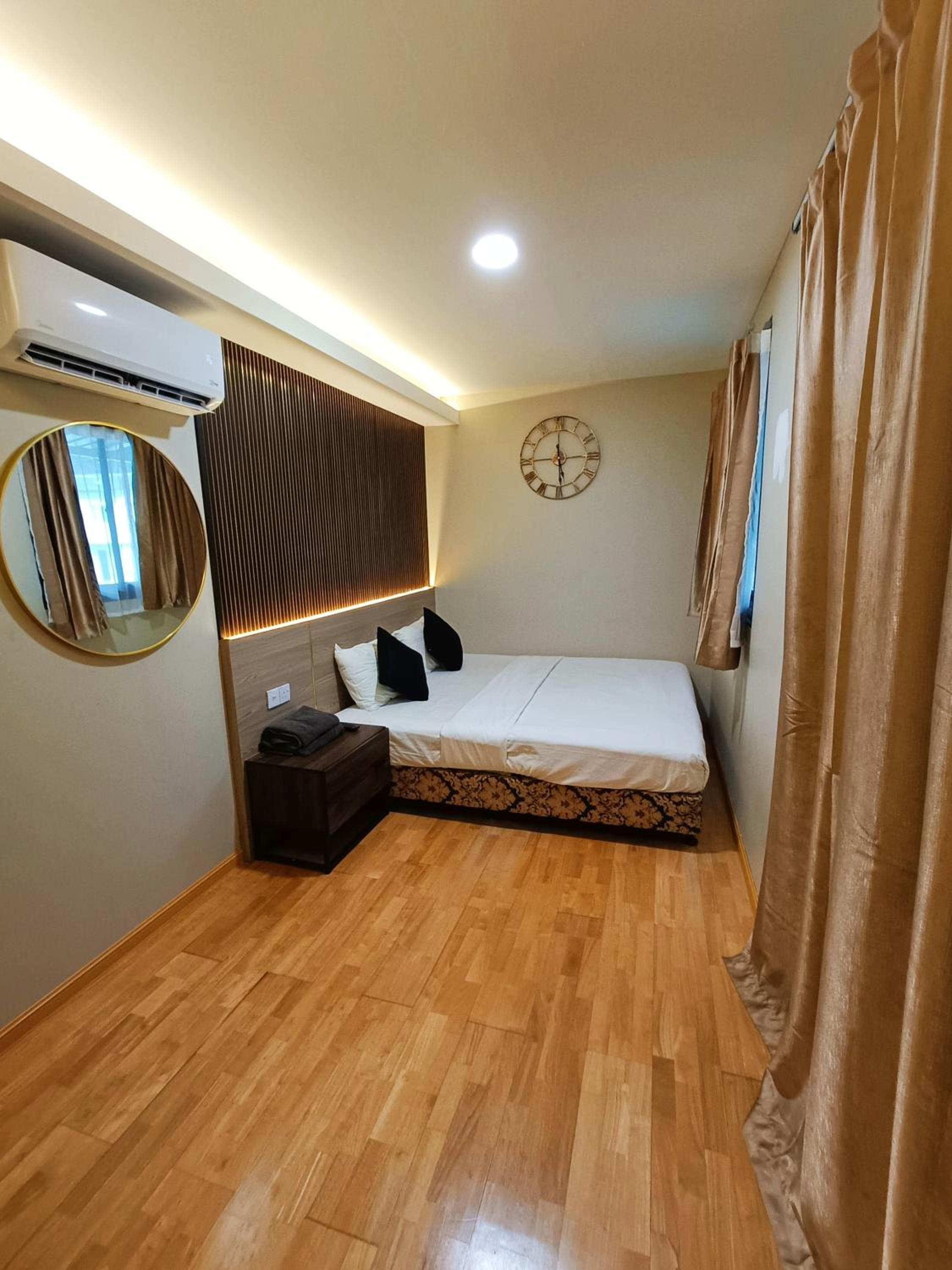 King Room with Balcony - Photo 2