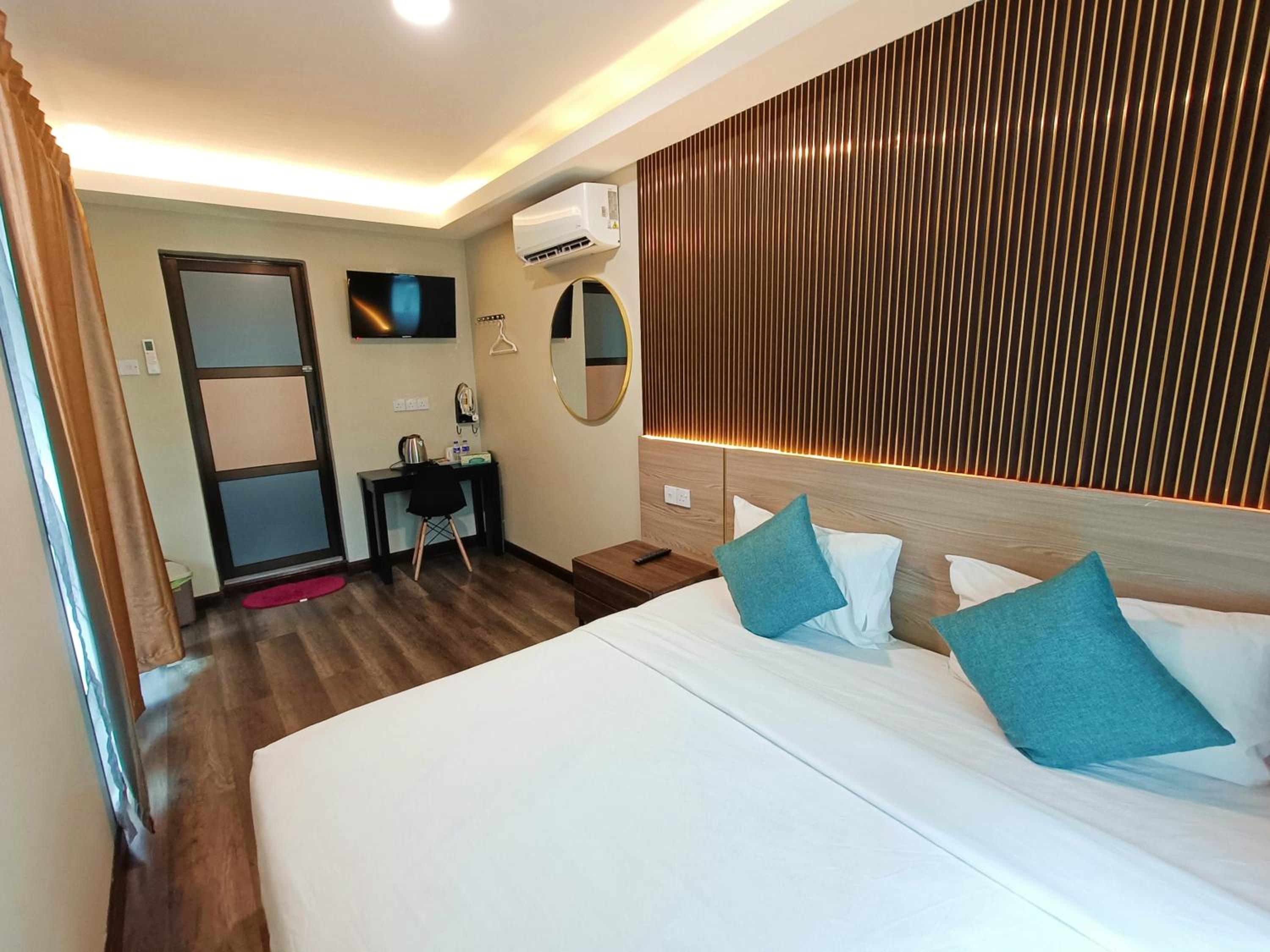 King Room with Balcony - Photo 4