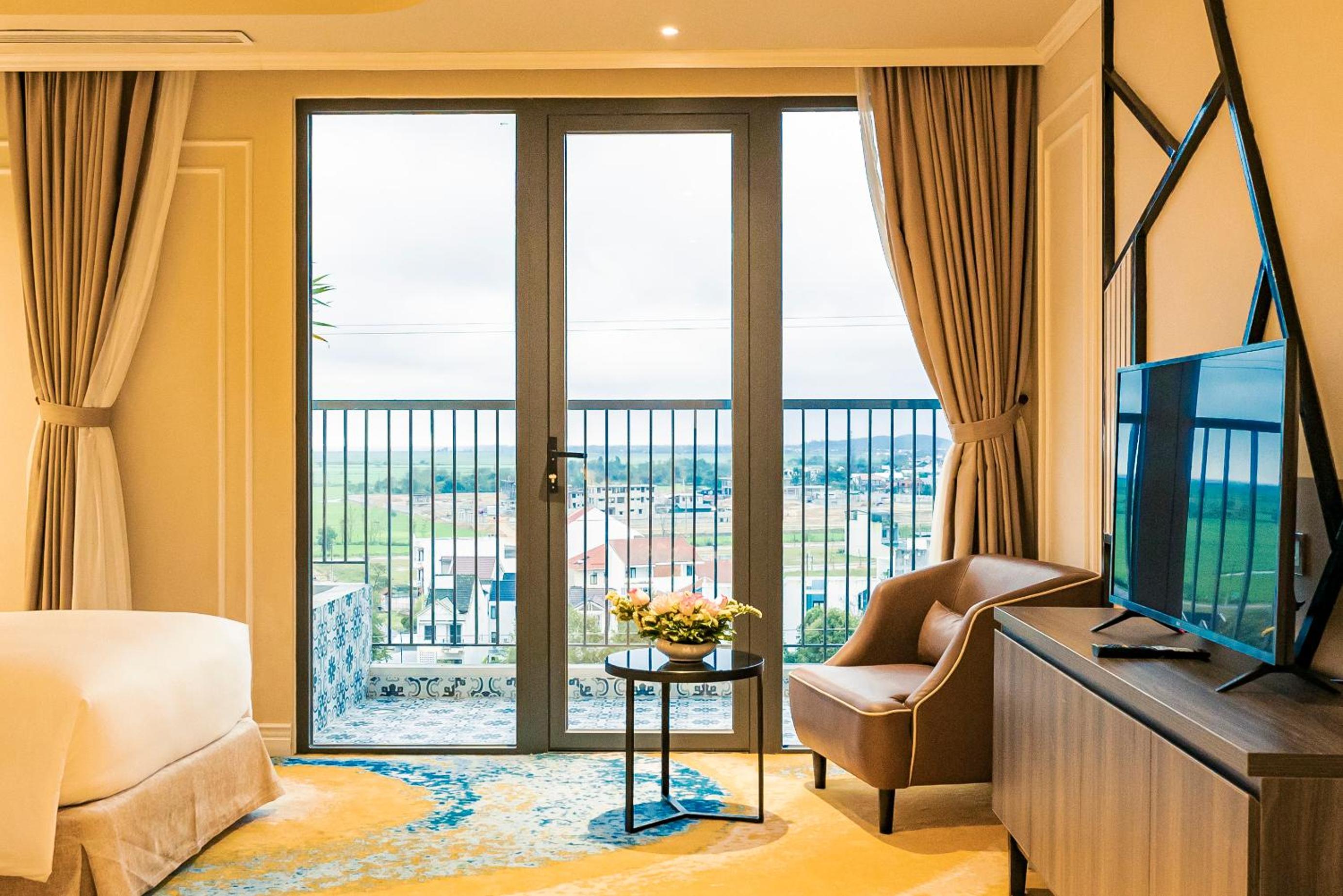 Premier Twin Room with Balcony + Free Shuttle Bus To City Center - Photo 1
