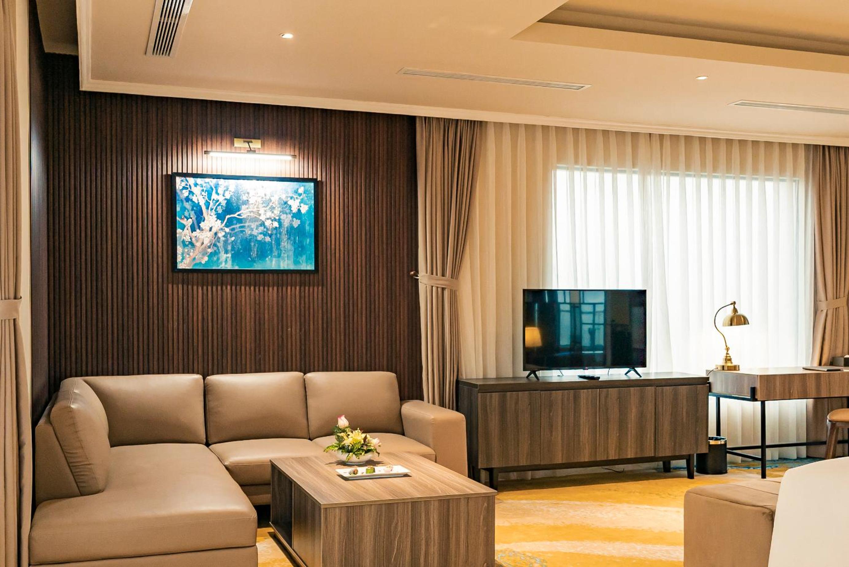Suite with Balcony + Free Shuttle Bus To City Center - Photo 3