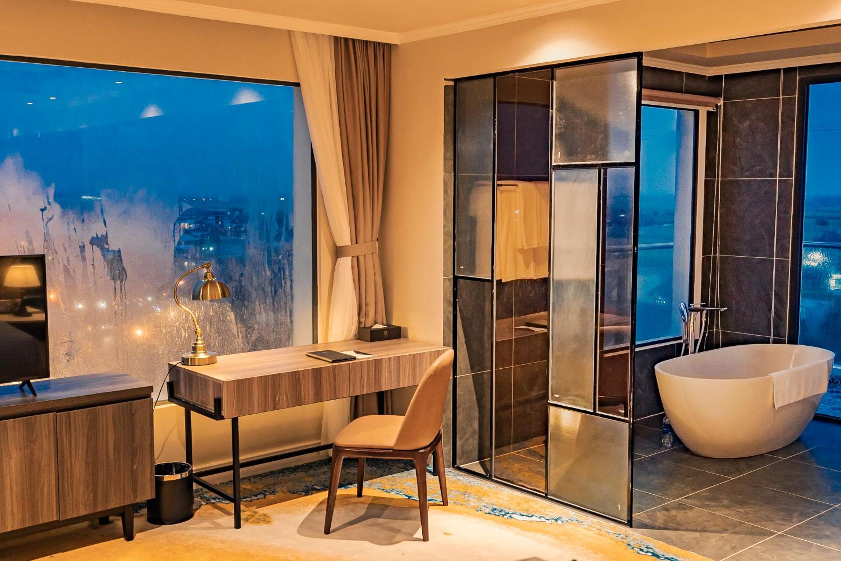 Suite with Balcony + Free Shuttle Bus To City Center - Photo 2