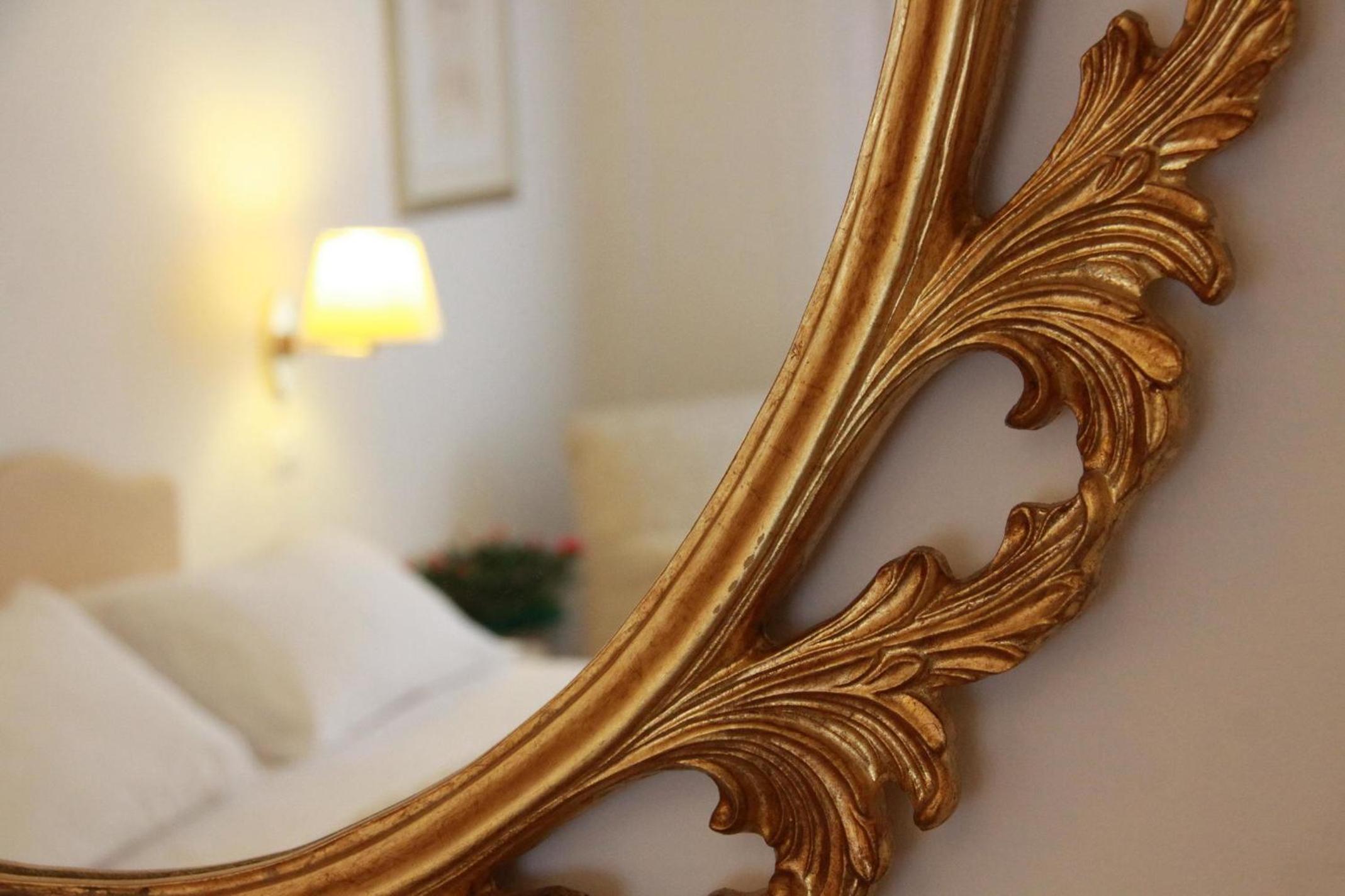 Deluxe Room (2 Adults + 1 Child) - Photo 2