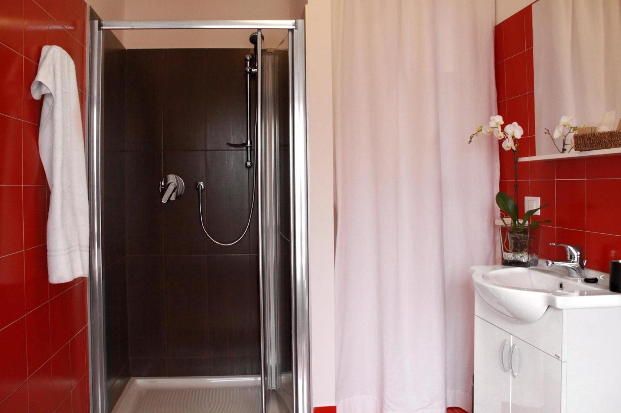 Deluxe Room (2 Adults + 1 Child) - Photo 3