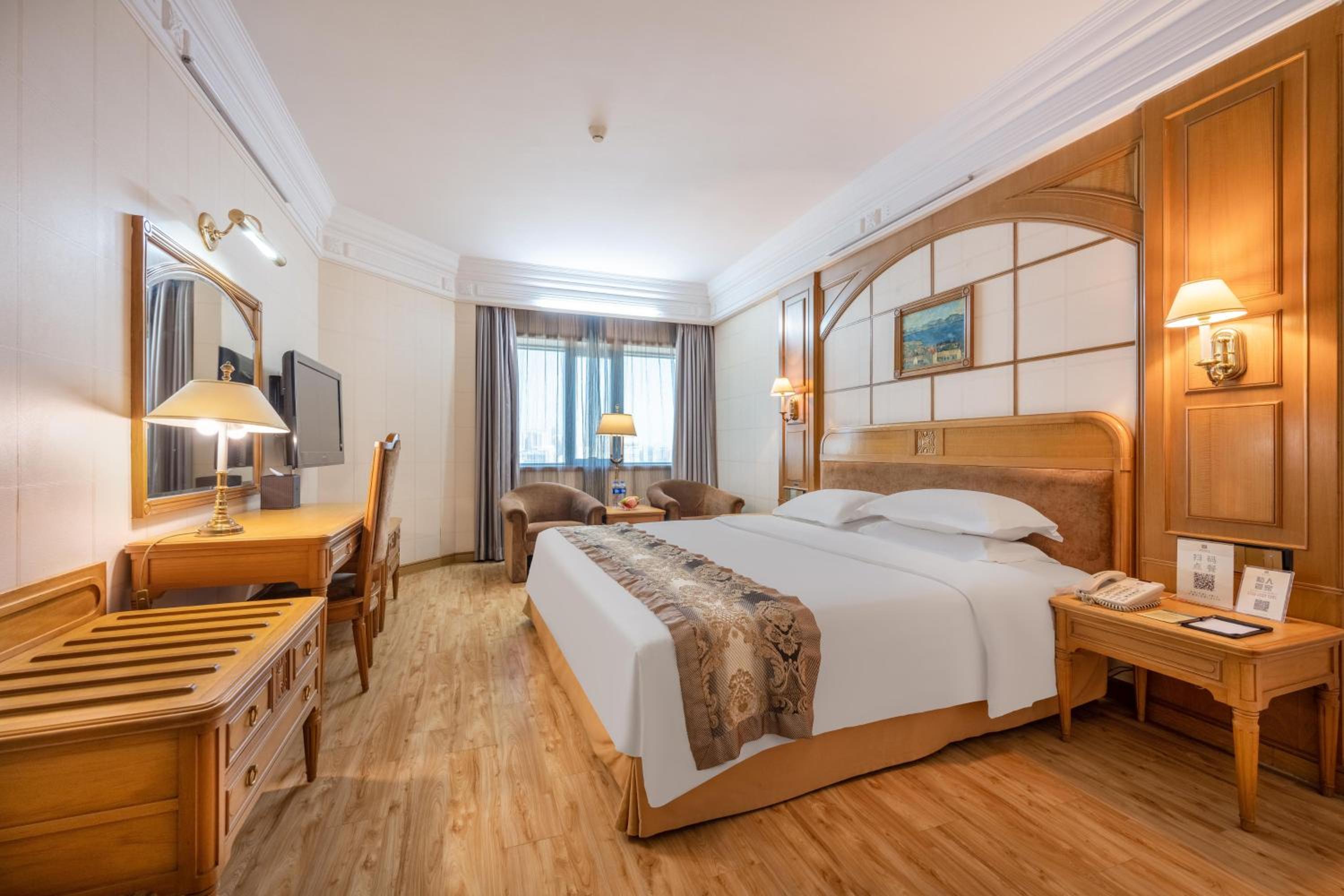 Business Queen Room