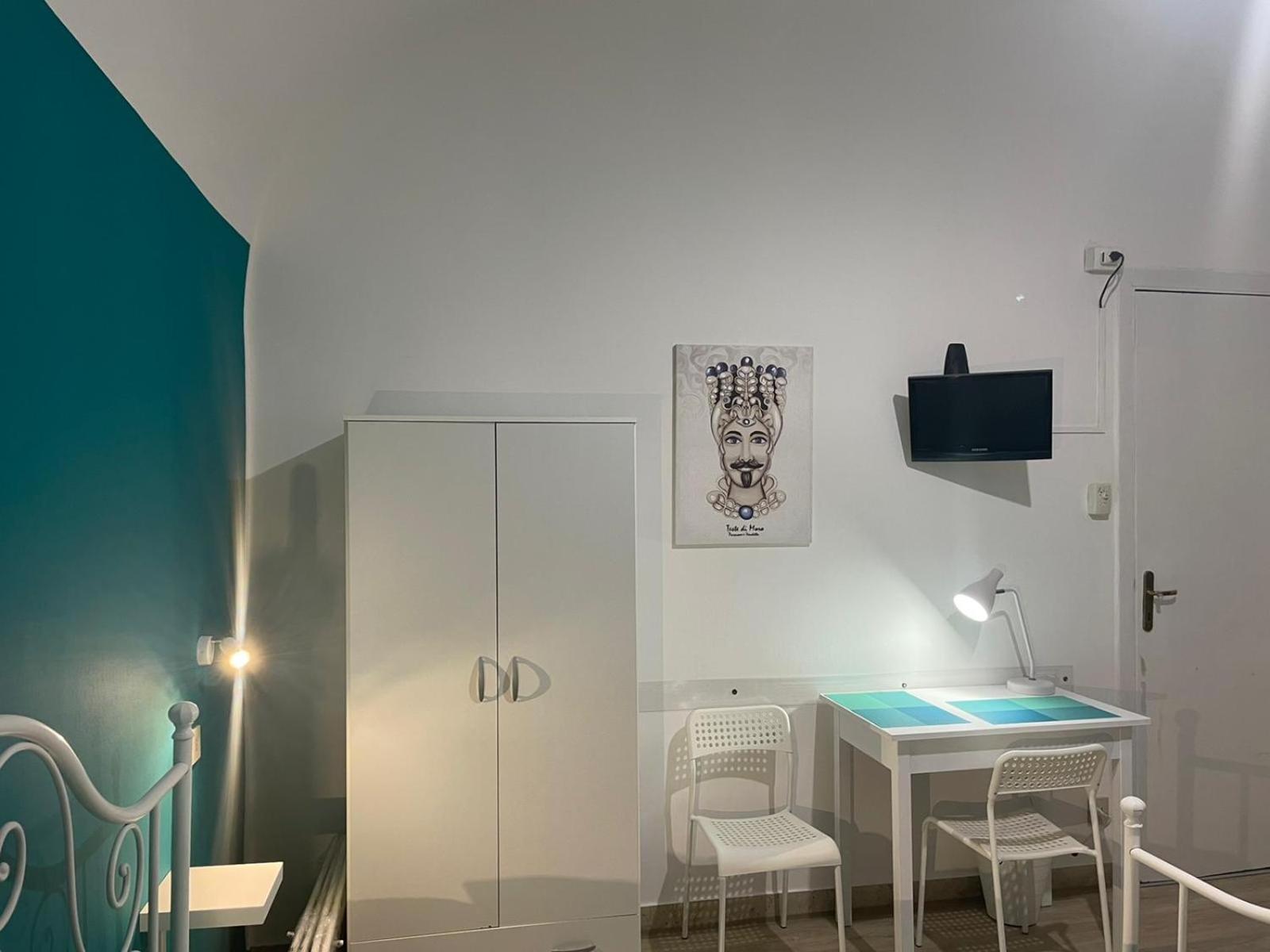 Double Room with Private Bathroom - Photo 24