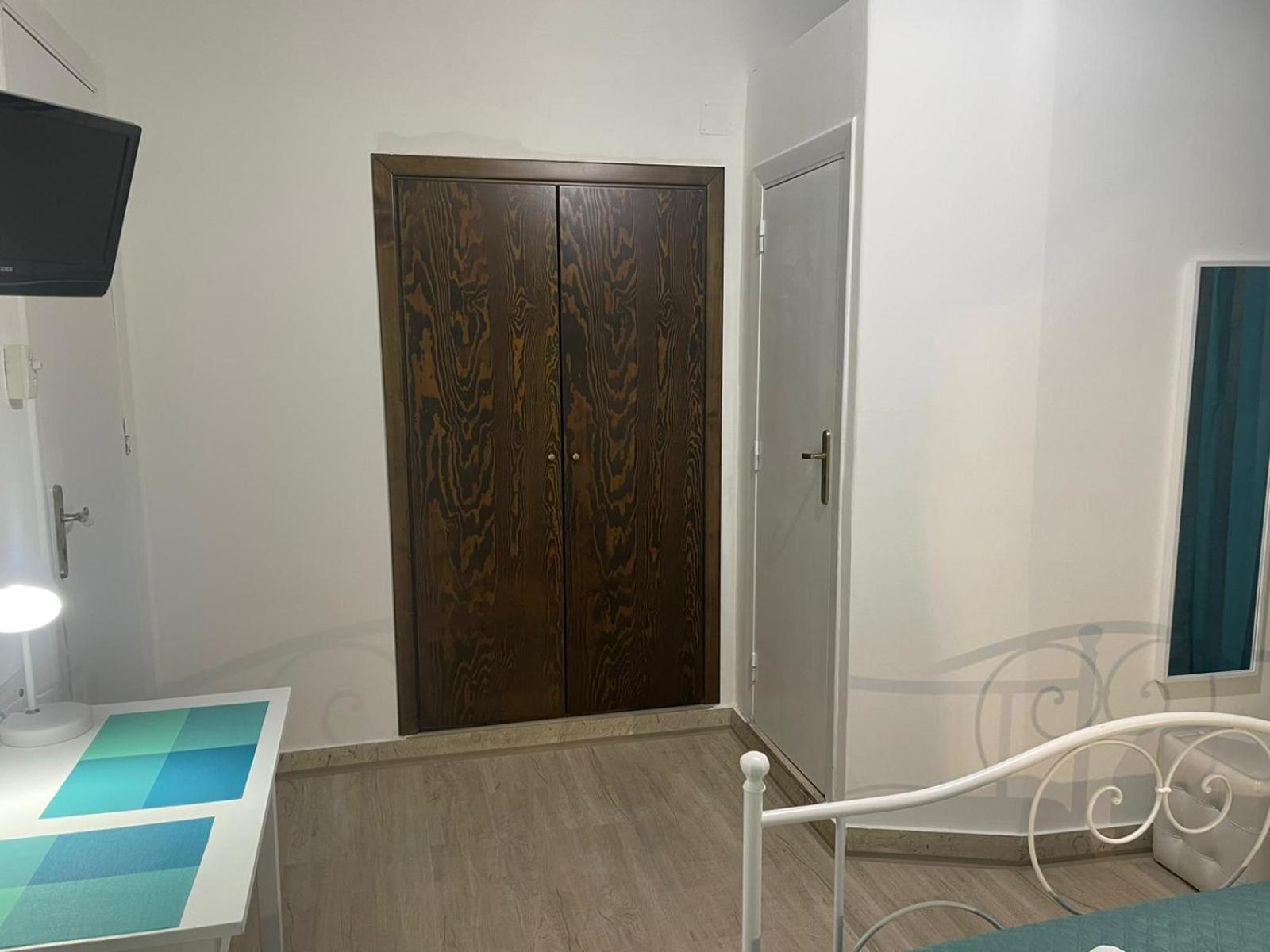 Double Room with Private Bathroom - Photo 25