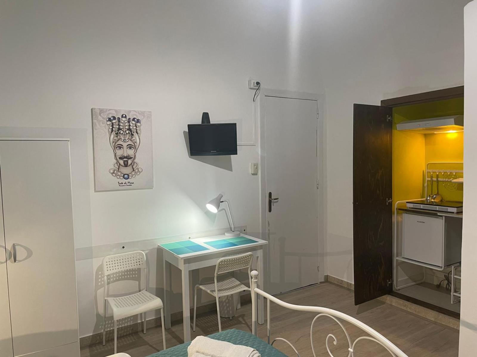 Double Room with Private Bathroom - Photo 2