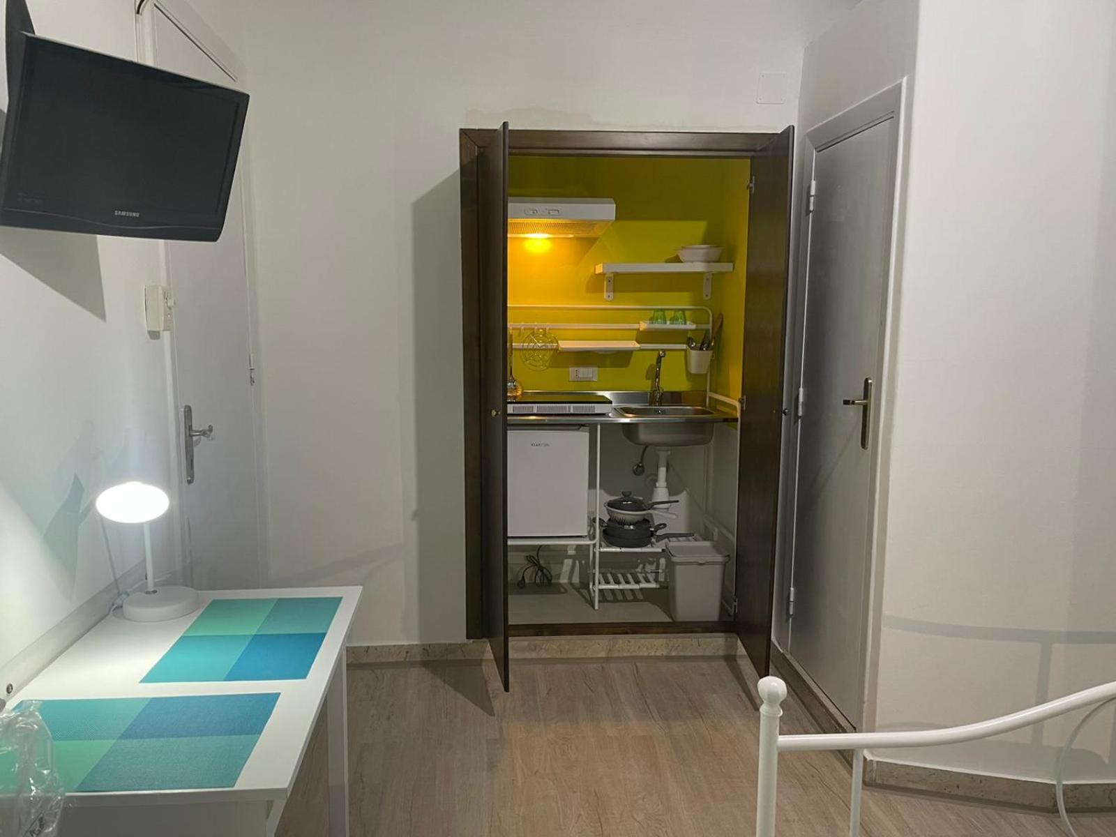 Double Room with Private Bathroom - Photo 3