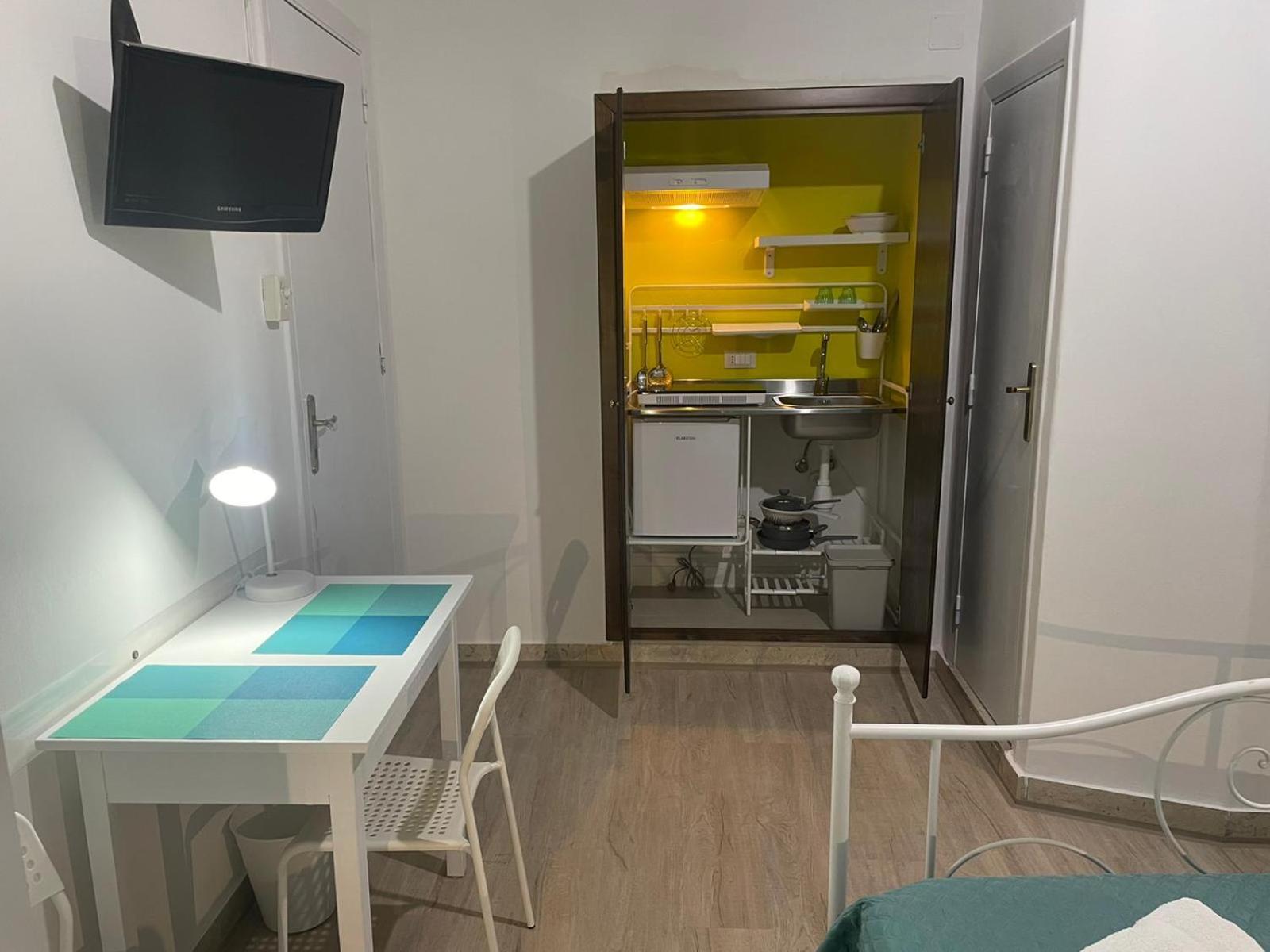 Double Room with Private Bathroom - Photo 26
