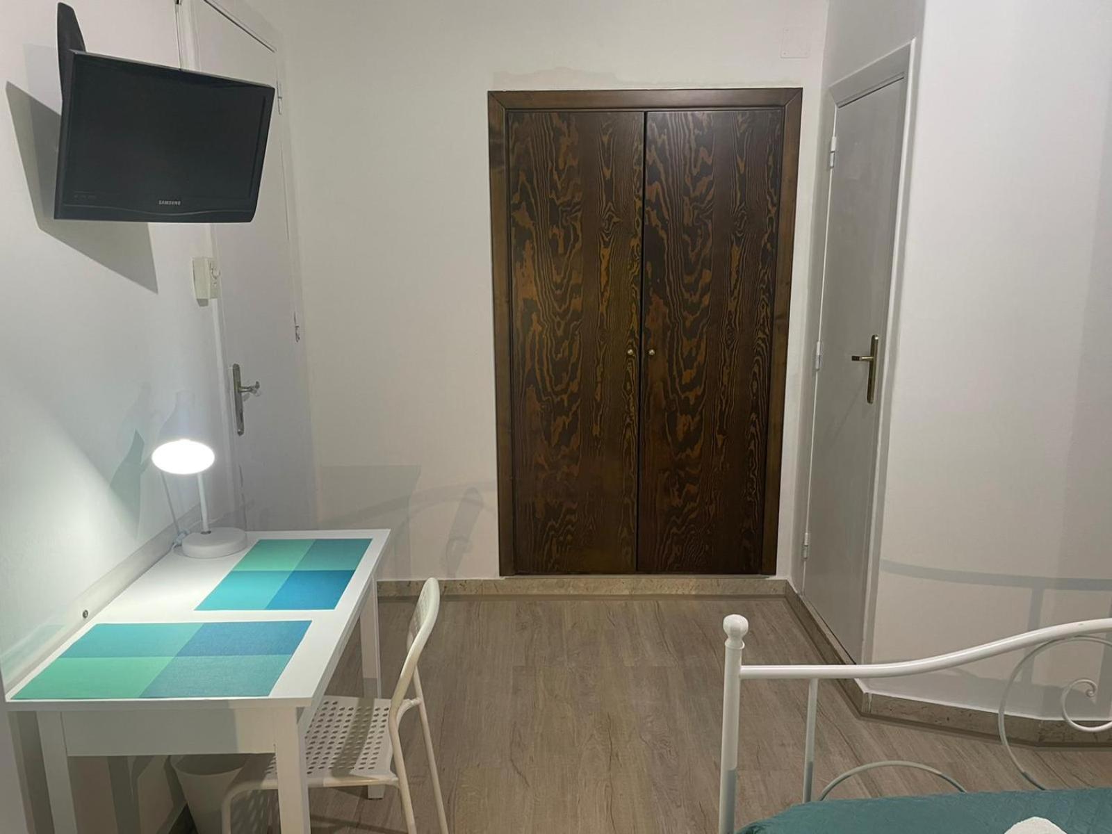 Double Room with Private Bathroom - Photo 6