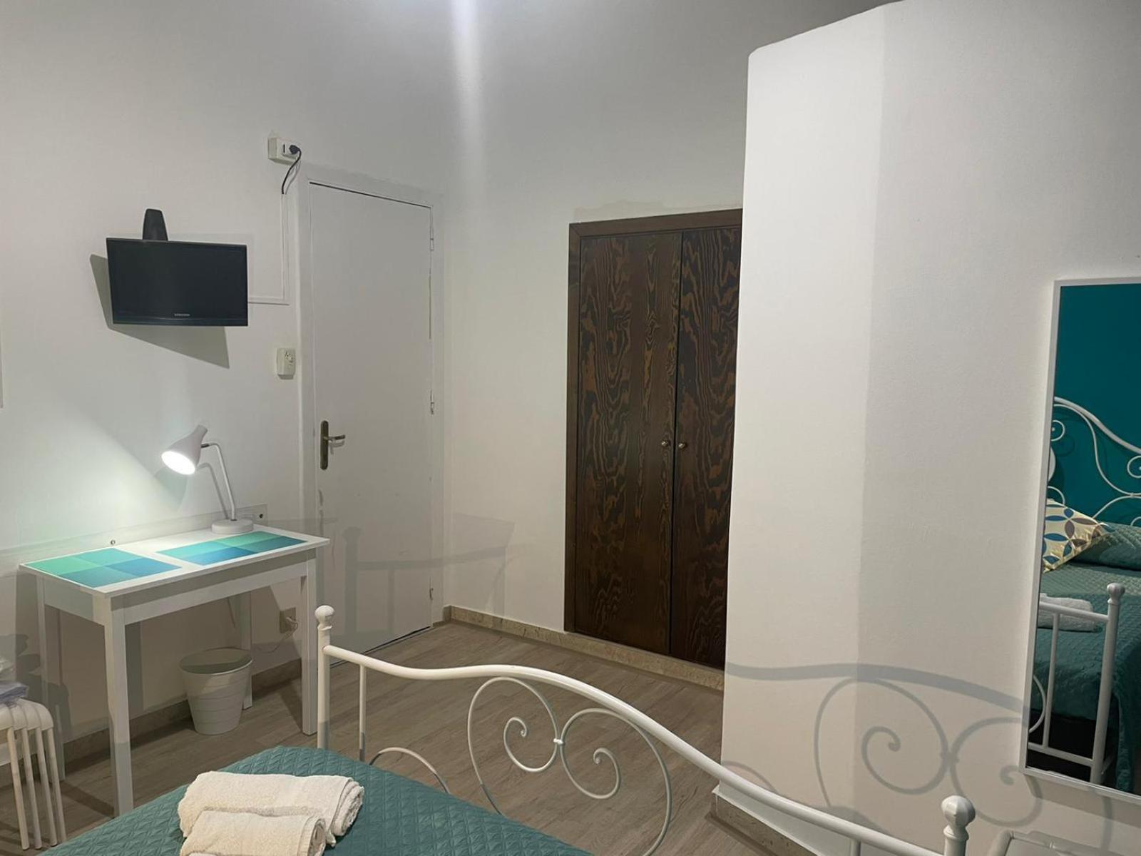 Double Room with Private Bathroom - Photo 23