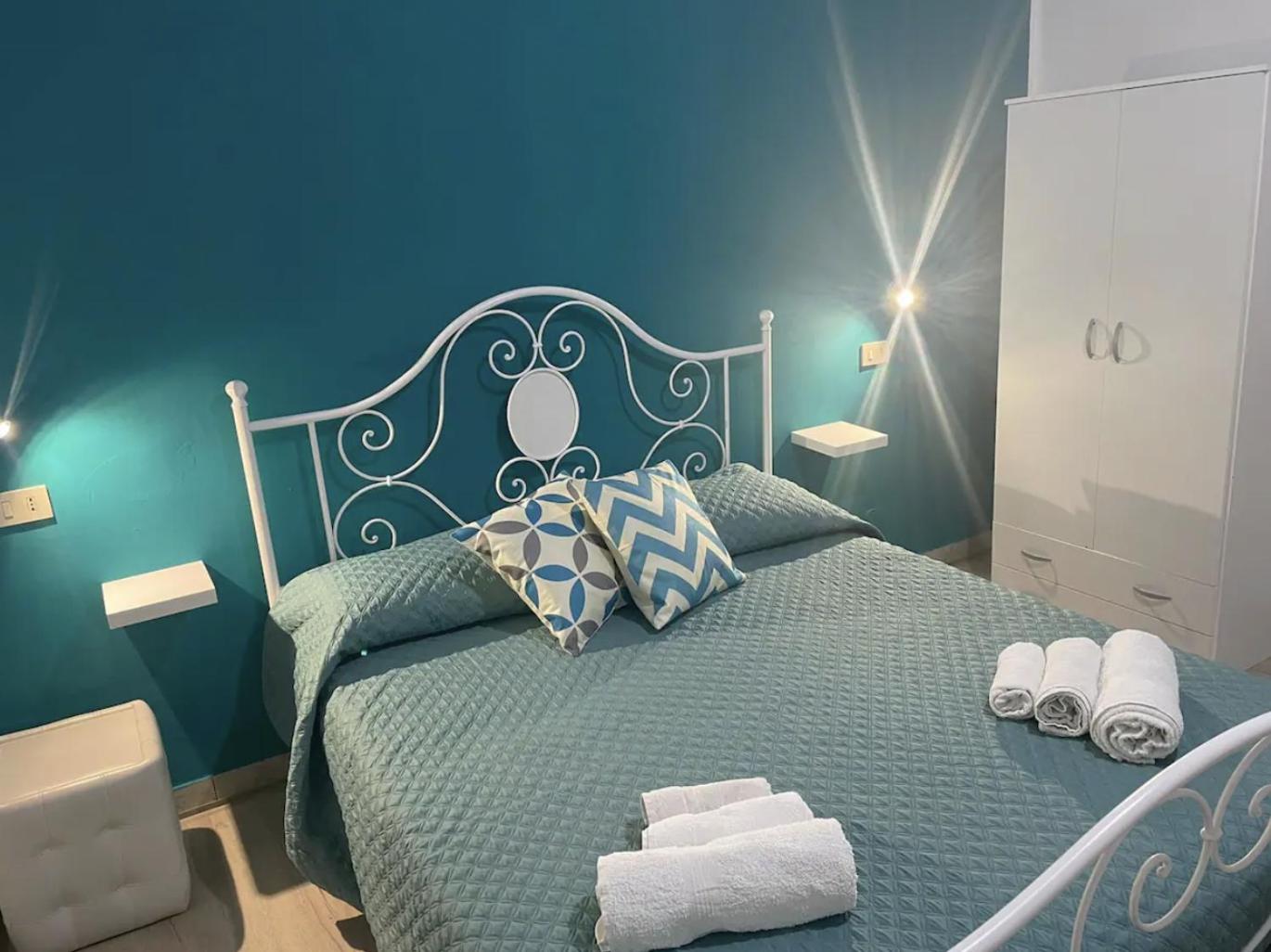 Double Room with Private Bathroom - Photo 16