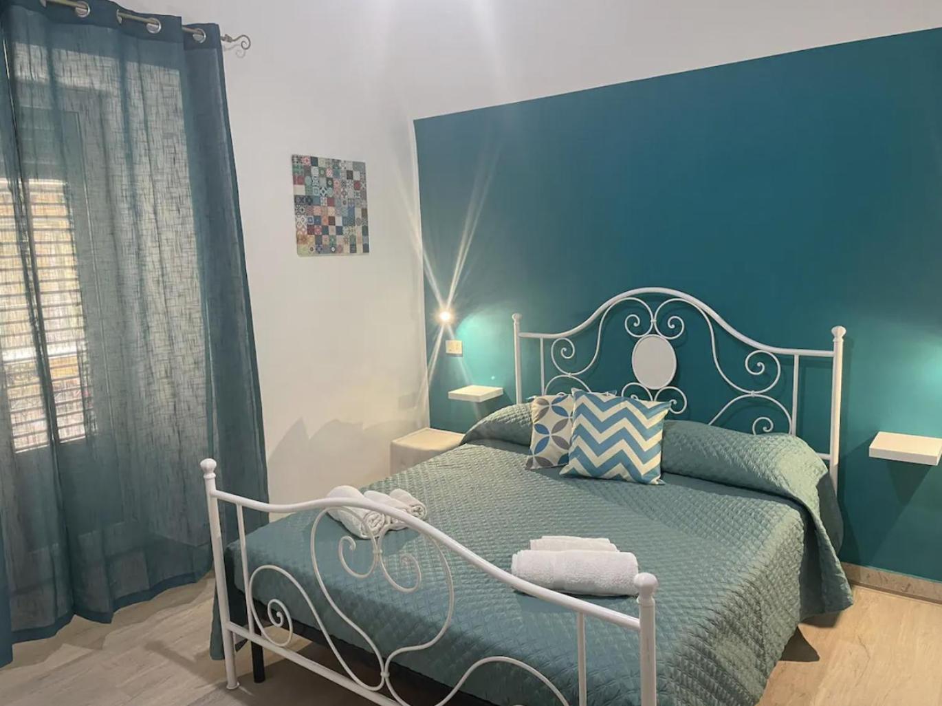 Double Room with Private Bathroom - Photo 18