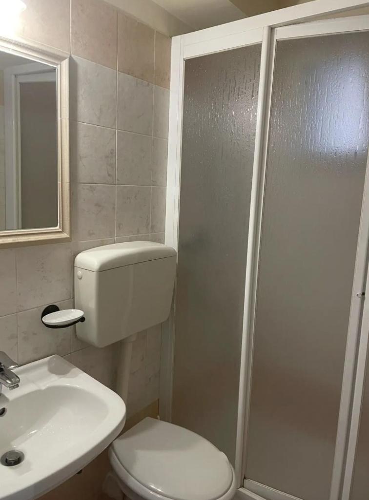 Double Room with Private Bathroom - Photo 11