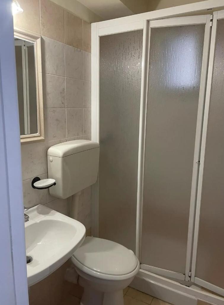 Double Room with Private Bathroom - Photo 12
