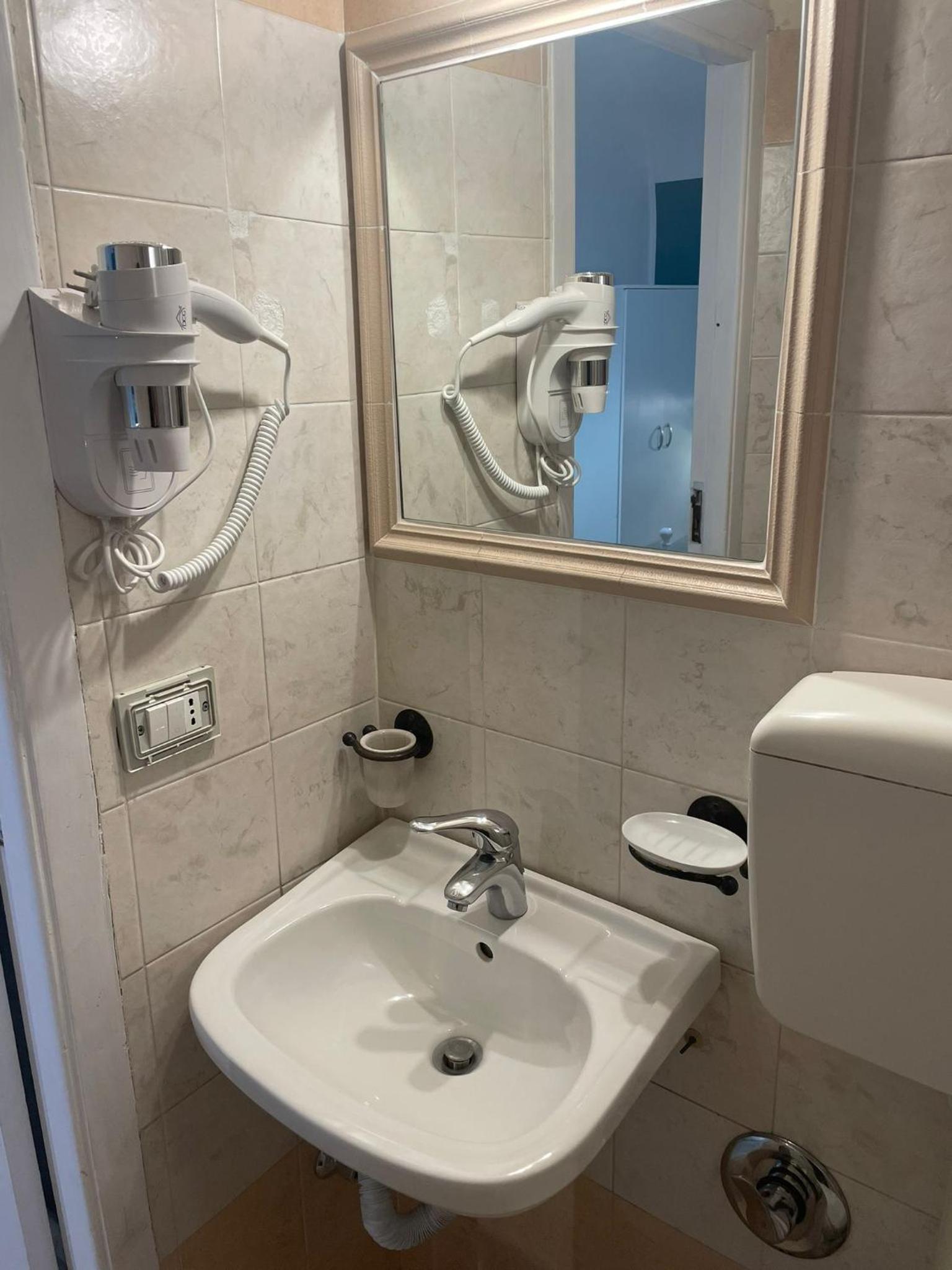 Double Room with Private Bathroom - Photo 15