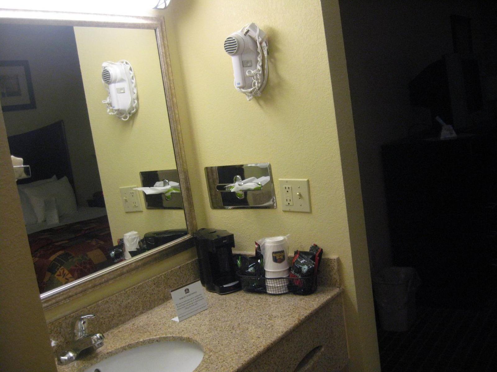 King Room - Non-Smoking - Photo 7