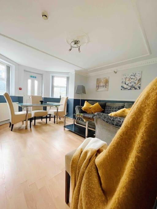 Three-Bedroom Apartment photo 2