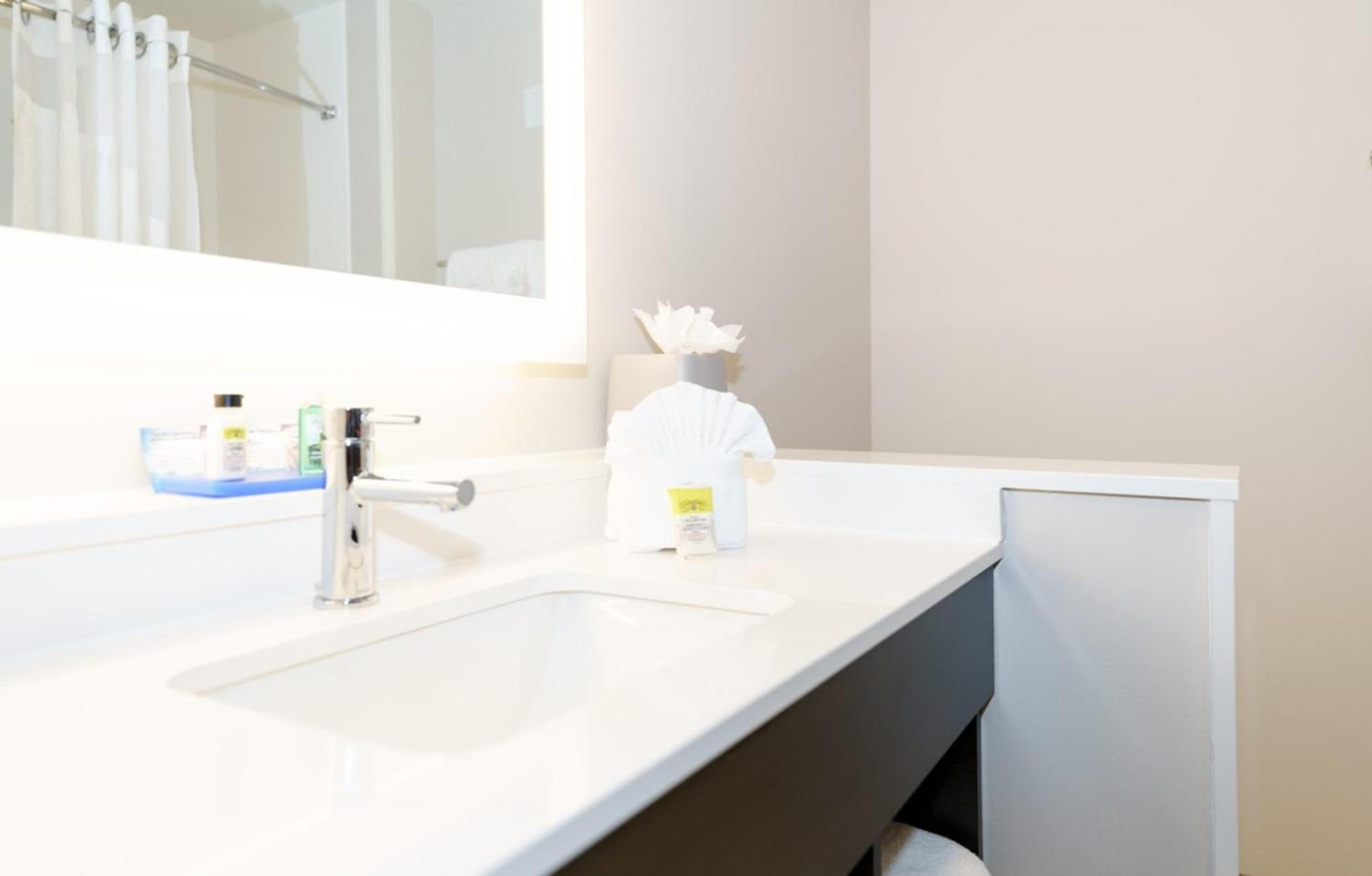Standard King Room with Mobility Accessible Tub photo 3