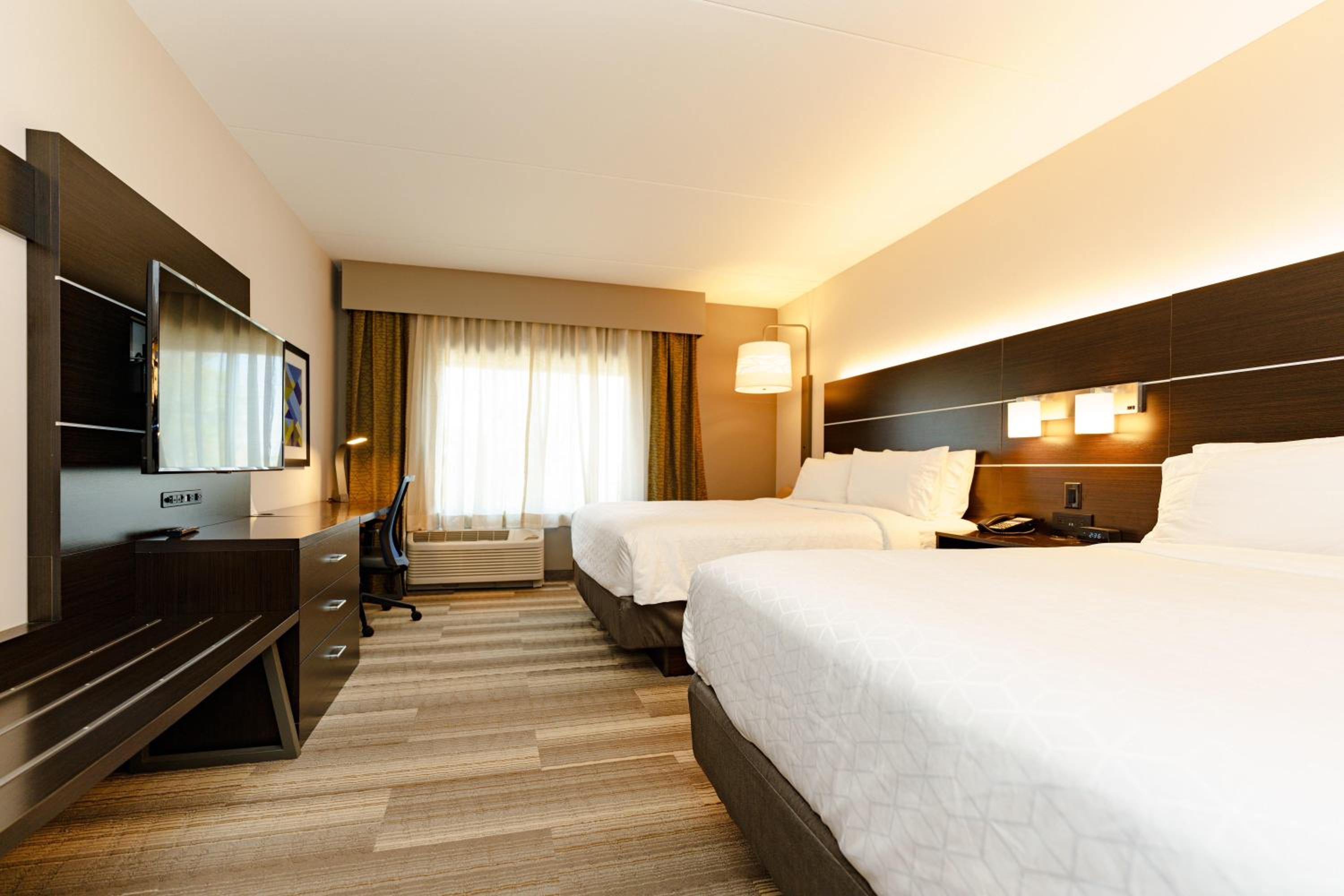 Standard Queen Room with Two Queen Beds and Mobility Accessible Tub