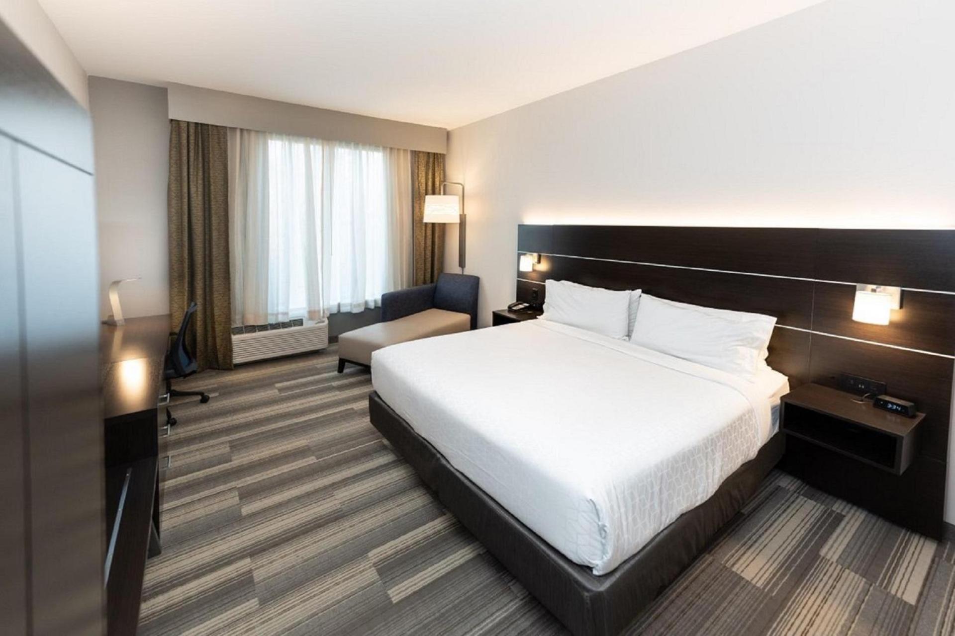Standard King Room with Mobility Accessible Tub