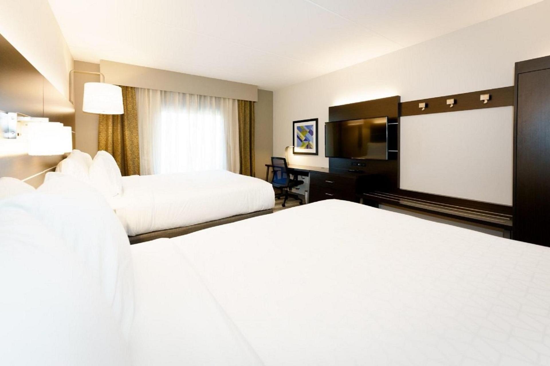 Standard Queen Room with Two Queen Beds and Mobility Accessible Tub photo 2