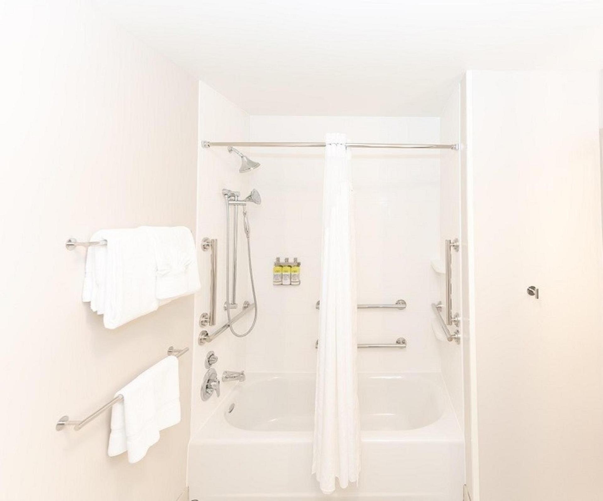 Standard King Room with Mobility Accessible Tub photo 2