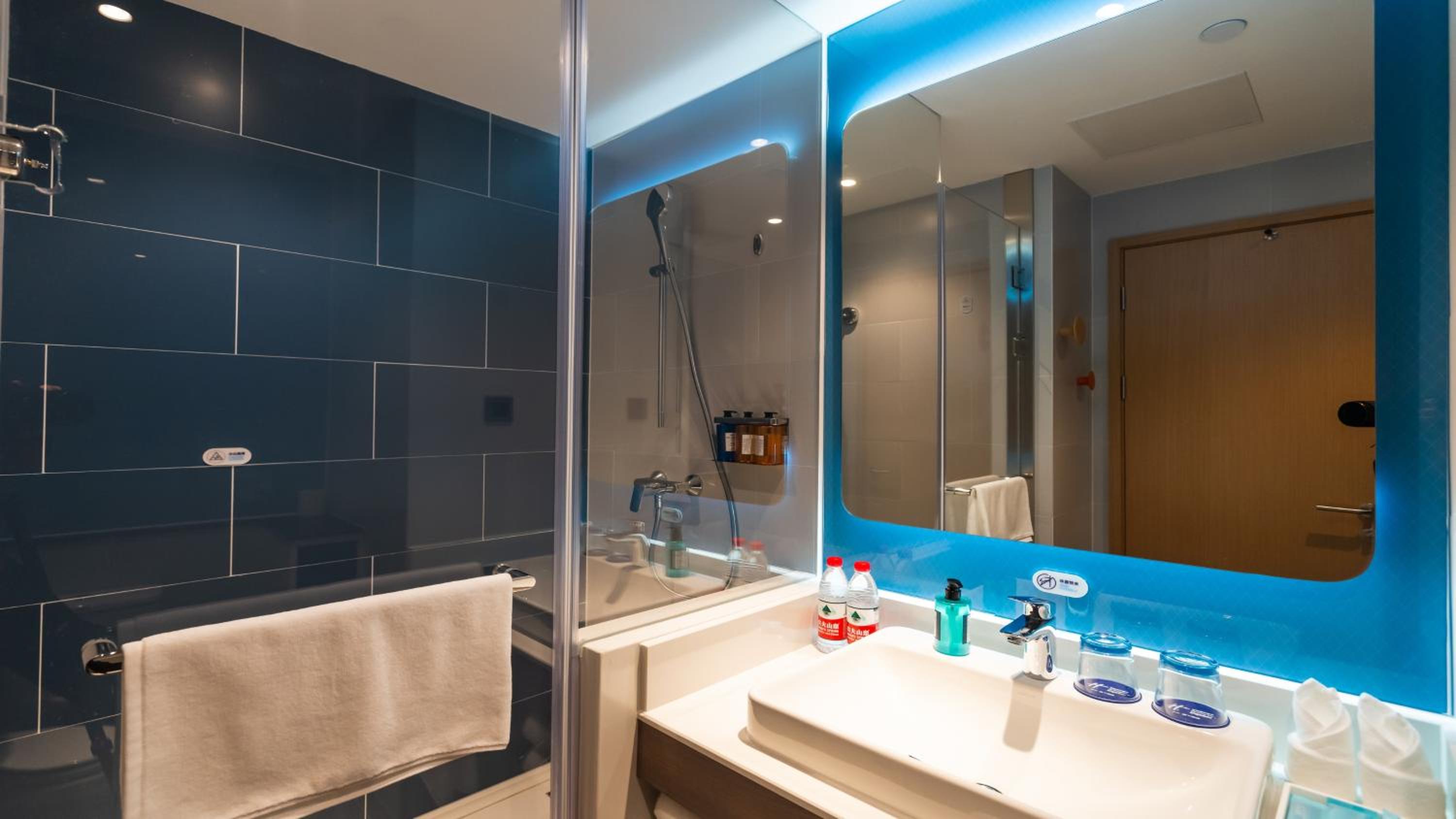Standard Twin Room - Photo 2
