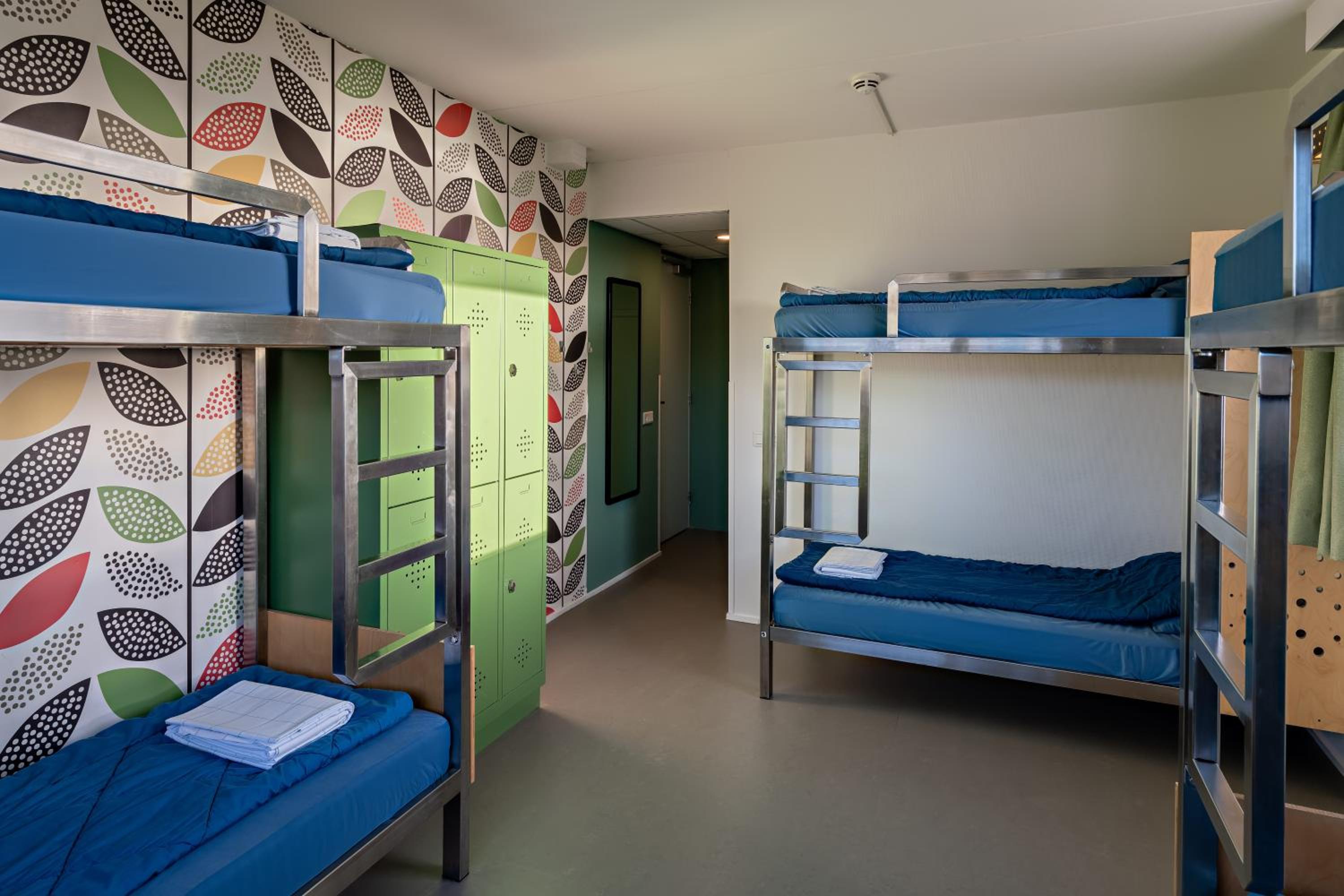 Six Person Room With Private Bathroom and Shower photo 3