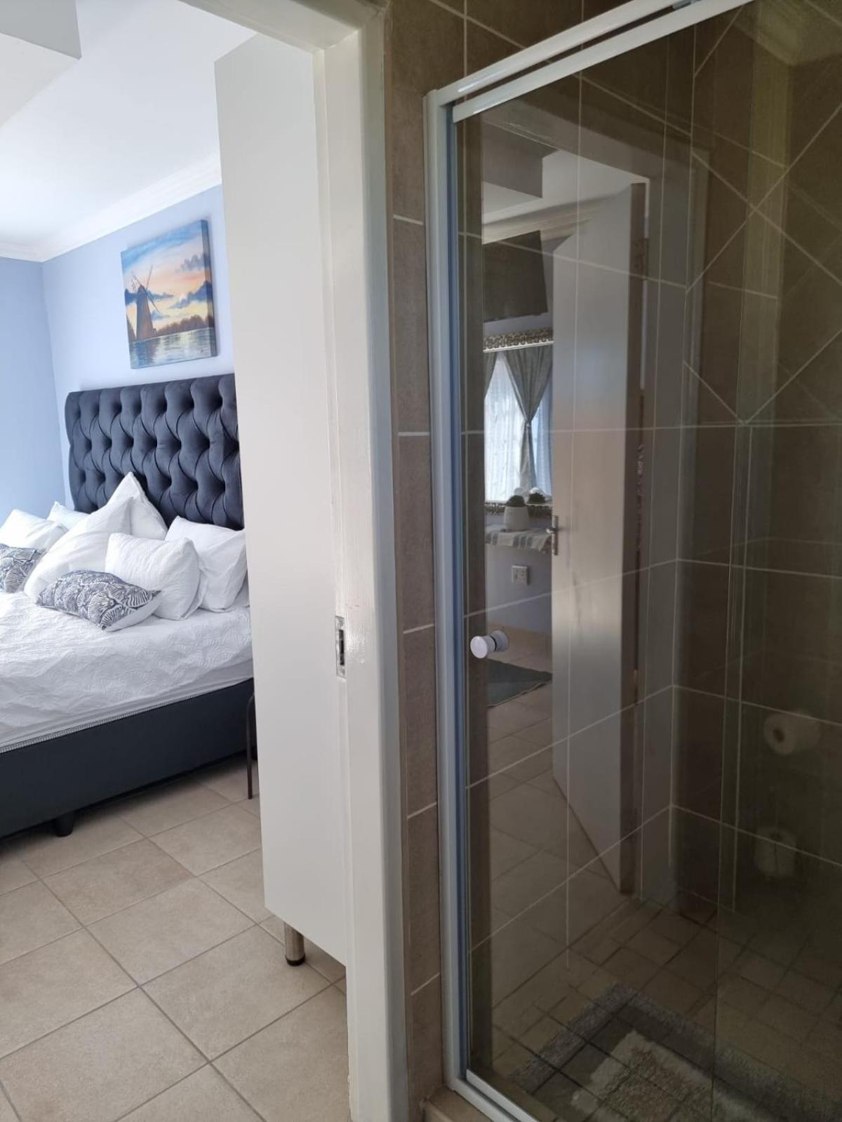 Quadruple Room with Private Bathroom - Photo 11