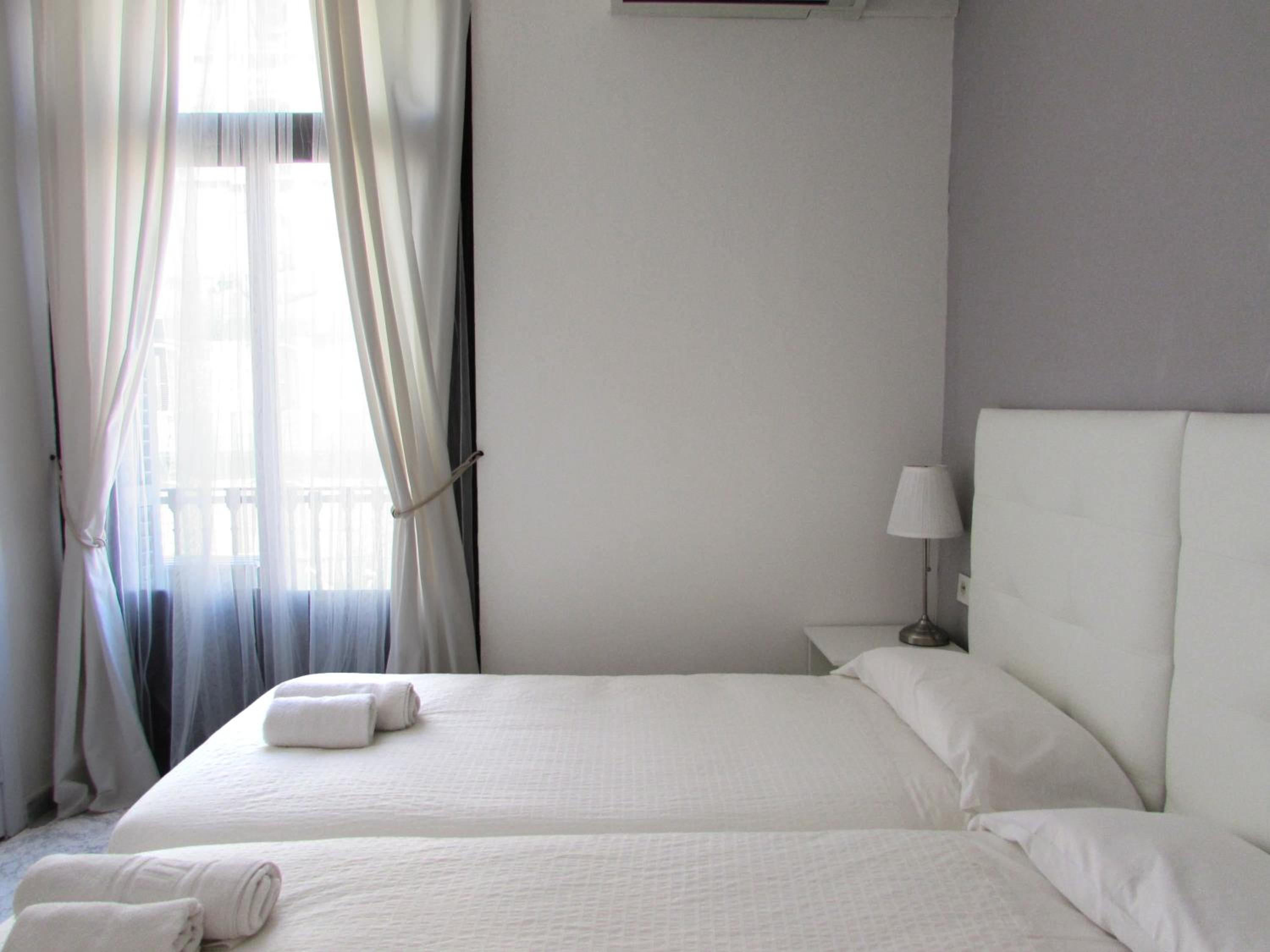 Twin Room with Private Bathroom and Balcony photo 2