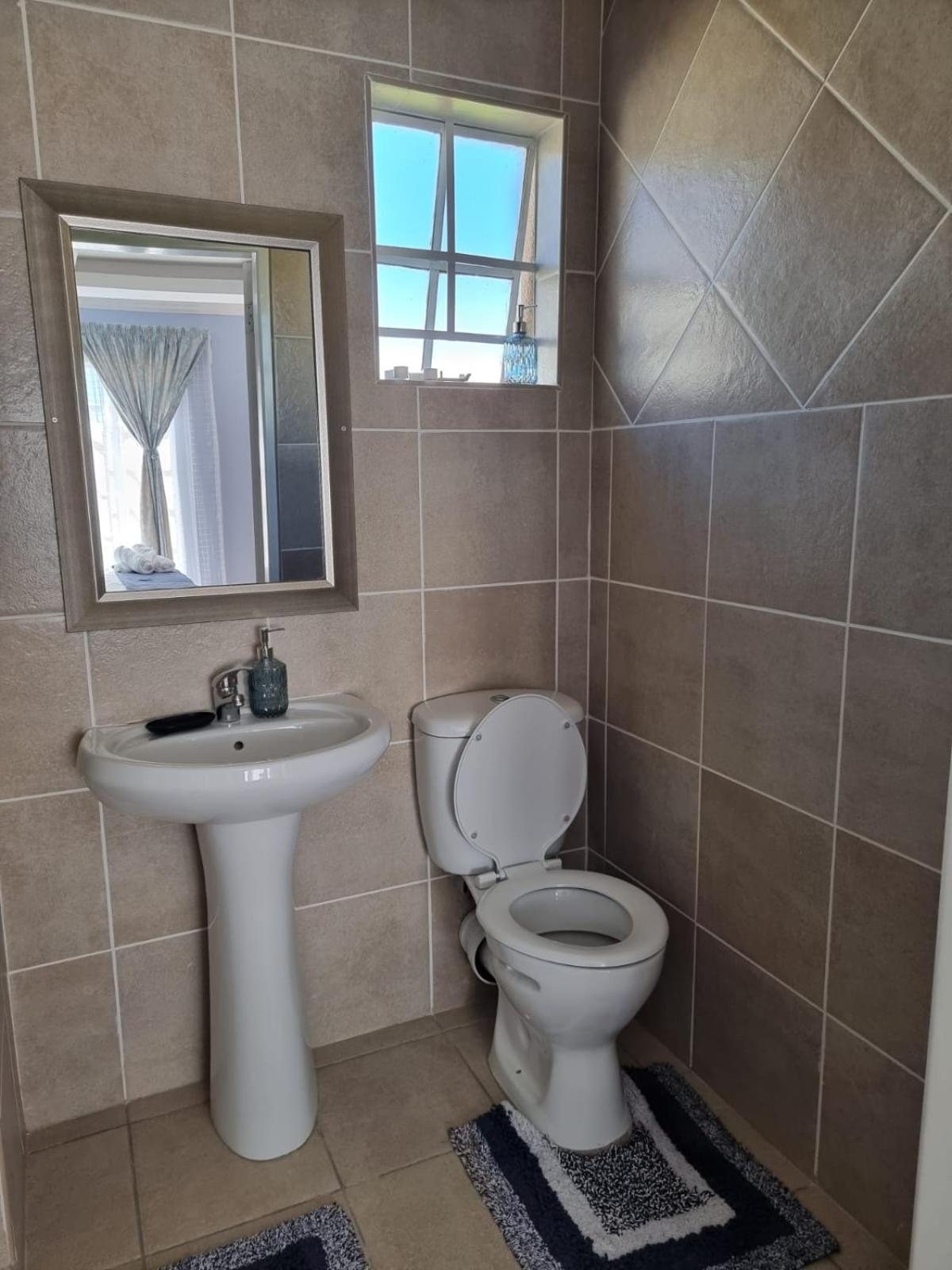 Quadruple Room with Private Bathroom - Photo 6
