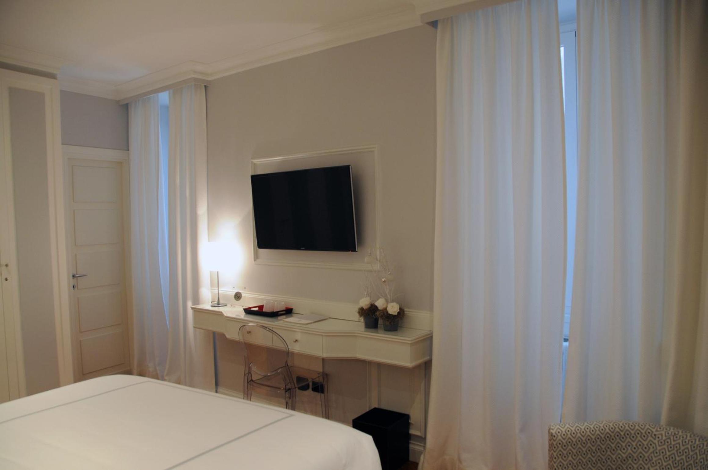 White Junior Suite photo 1