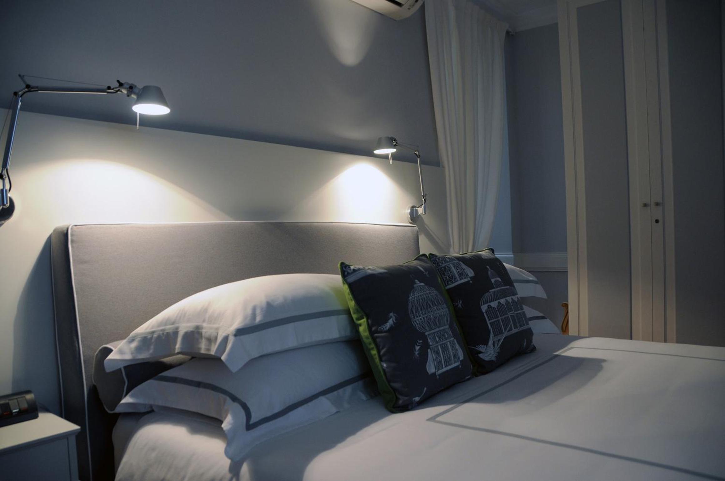 White Junior Suite photo 3