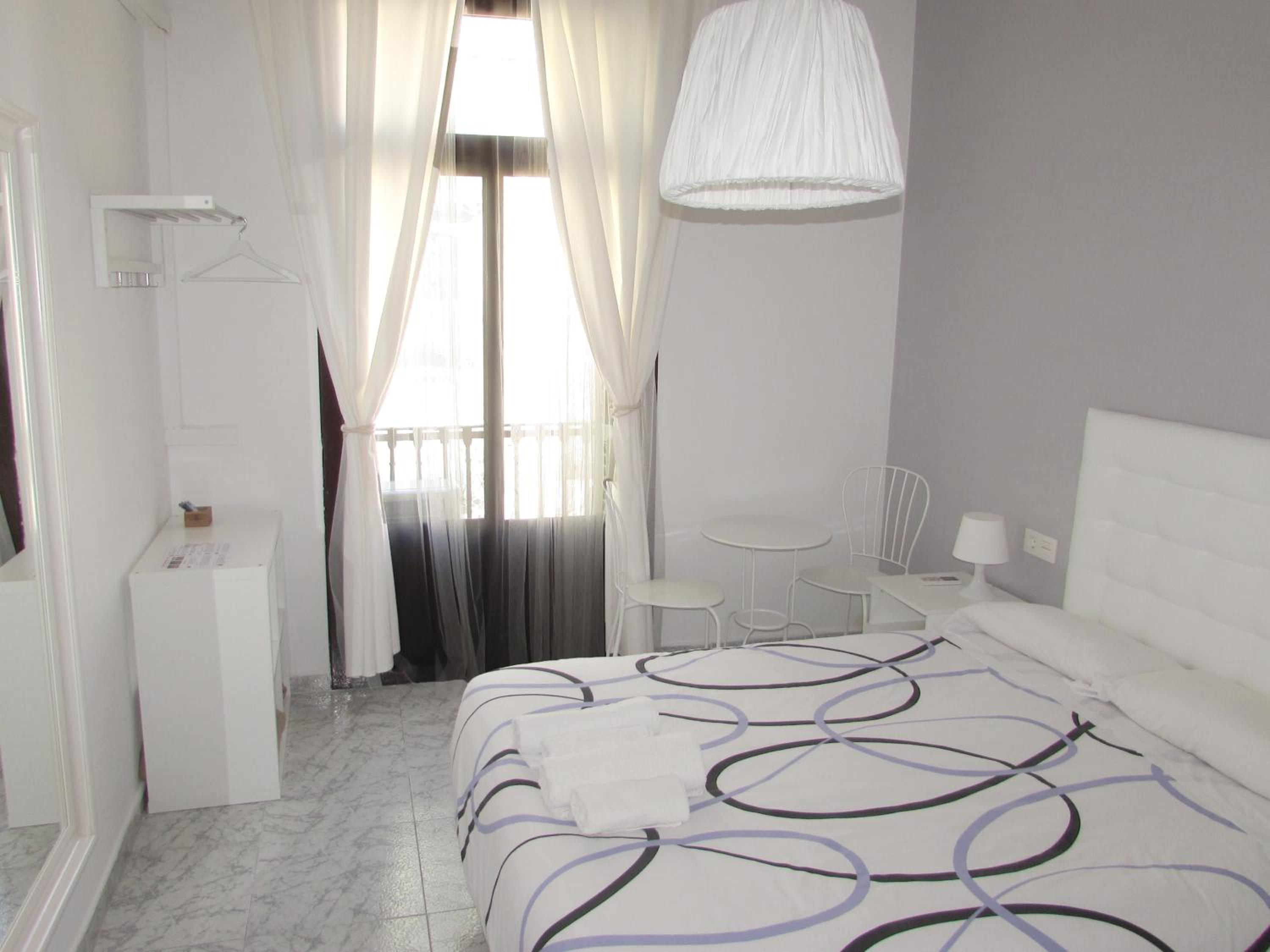 Double Room with Private Bathroom and Balcony photo 2