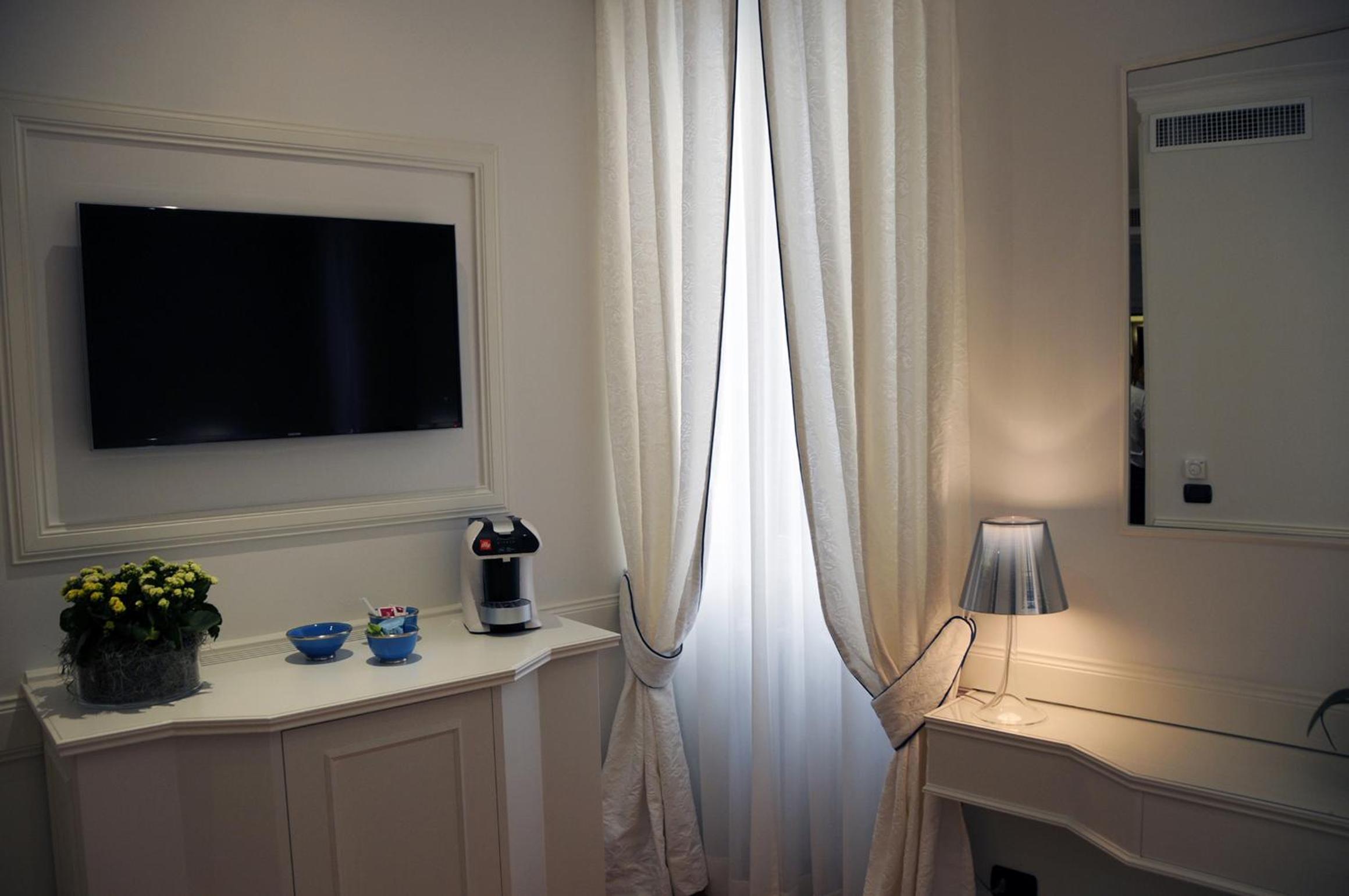 Suite white photo 3