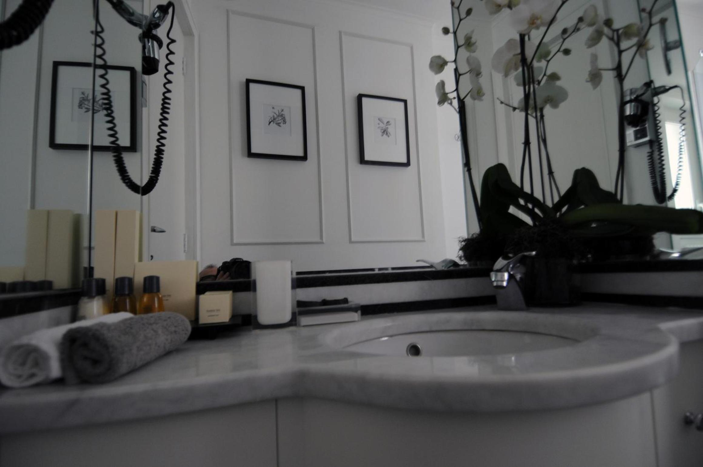 White Junior Suite photo 3