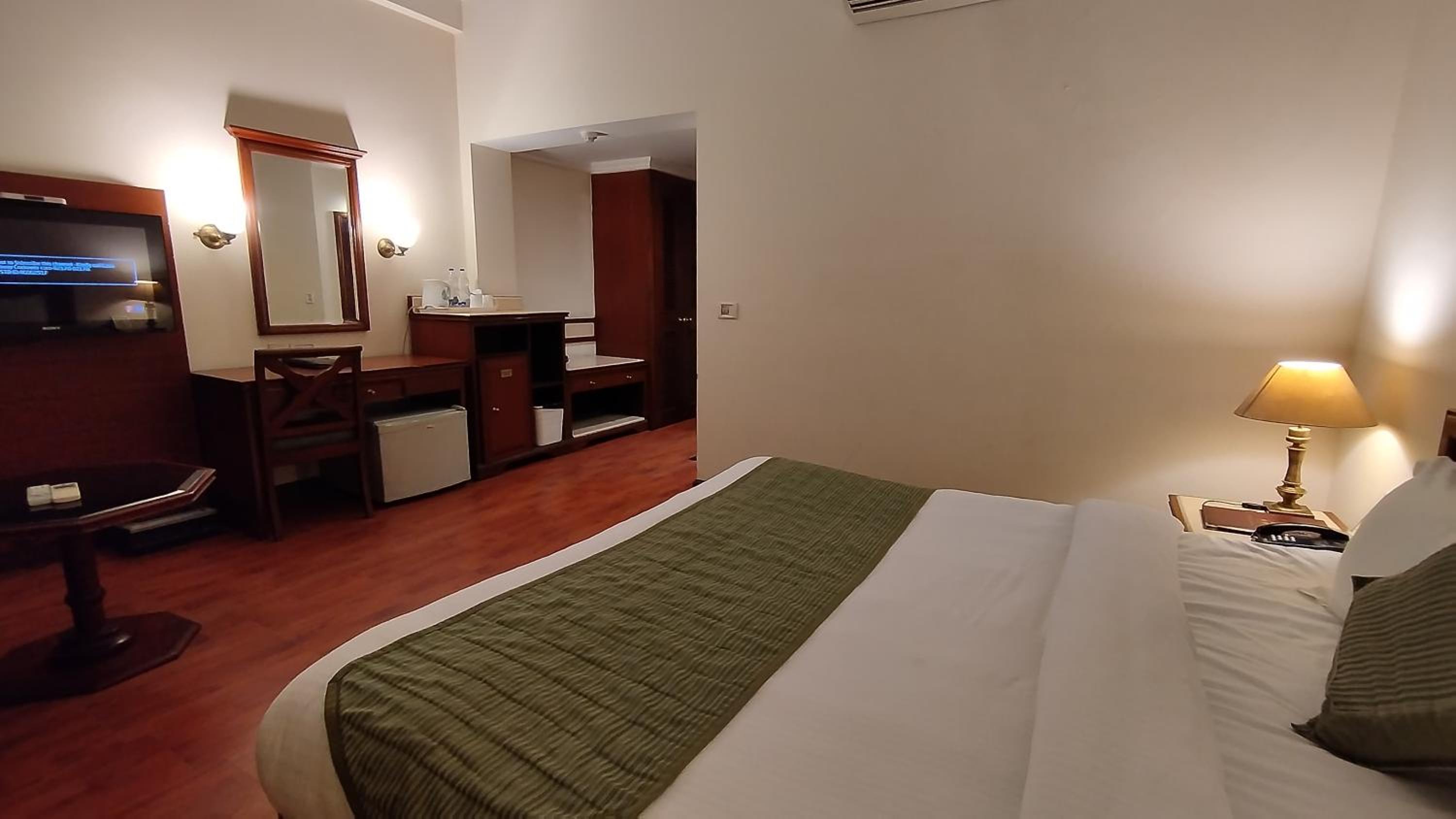 Deluxe Room - Photo 8