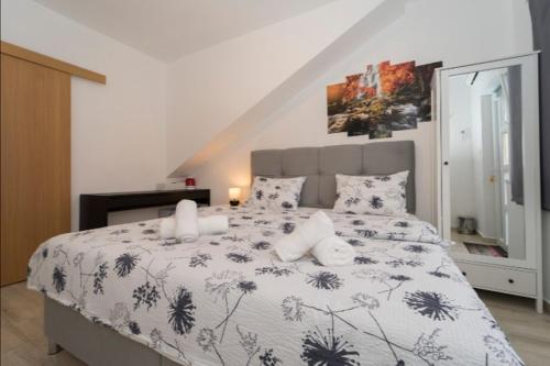 Deluxe Double Room with Balcony - Photo 2