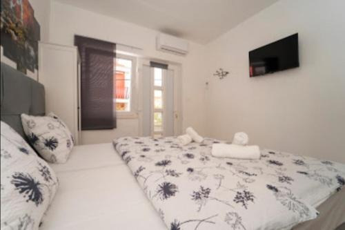 Deluxe Double Room with Balcony - Photo 3