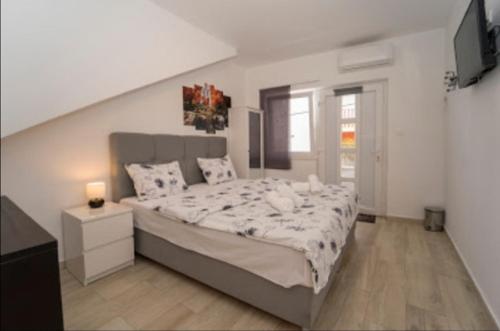 Deluxe Double Room with Balcony - Photo 4