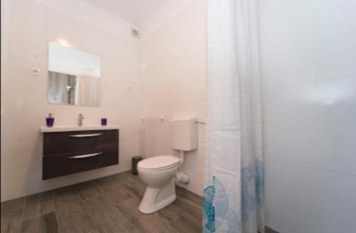 Deluxe Double Room with Balcony - Photo 5