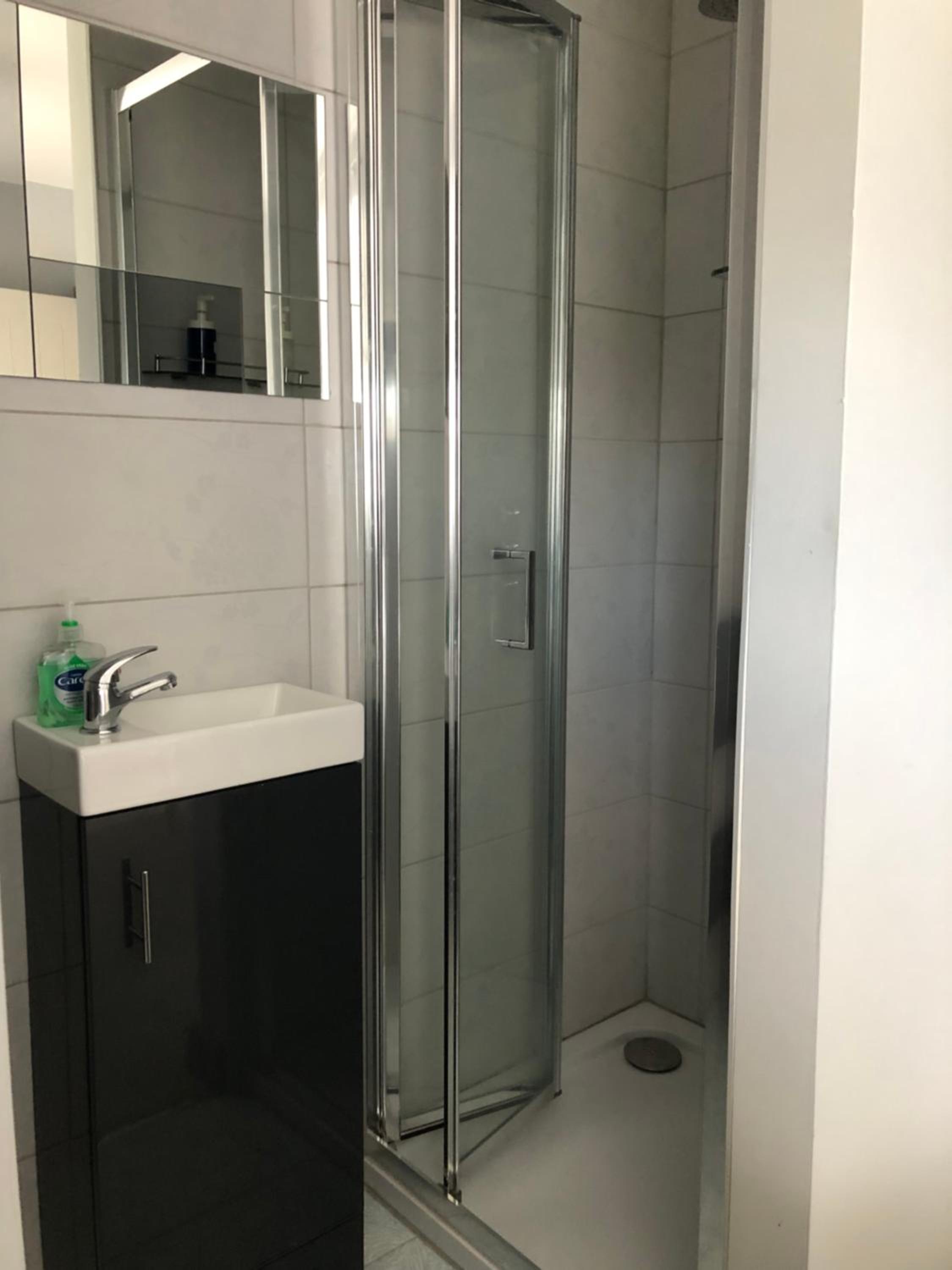Single Room with Private Bathroom photo 3